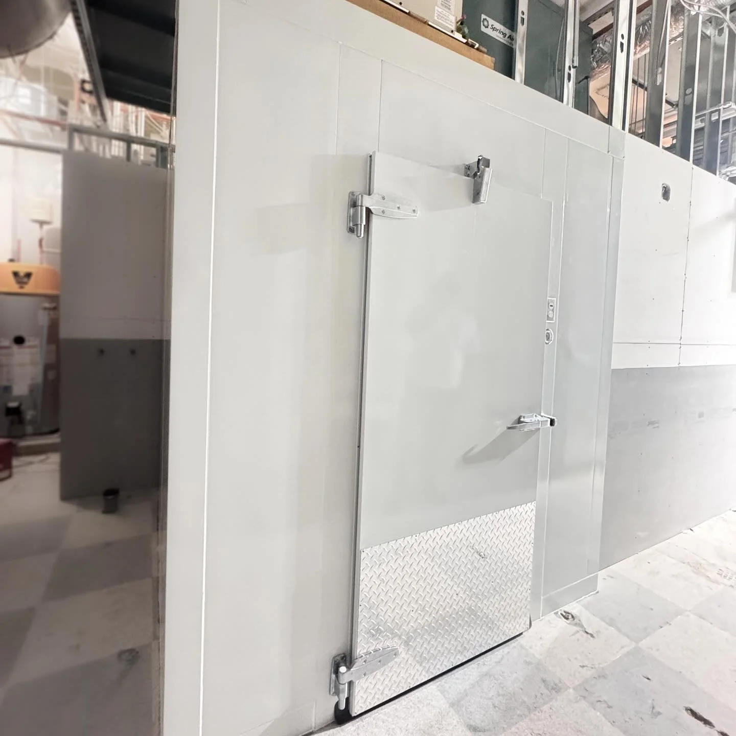 Built tough, locked tight. 💪❄️
Our team just completed this 8x8 walk-in cooler for FLORIN in Toronto, using 4&rdquo; cam lock panels made right here in Canada. 

#TitanCoolers #TorontoBuild #WalkInCooler #camlockpanels