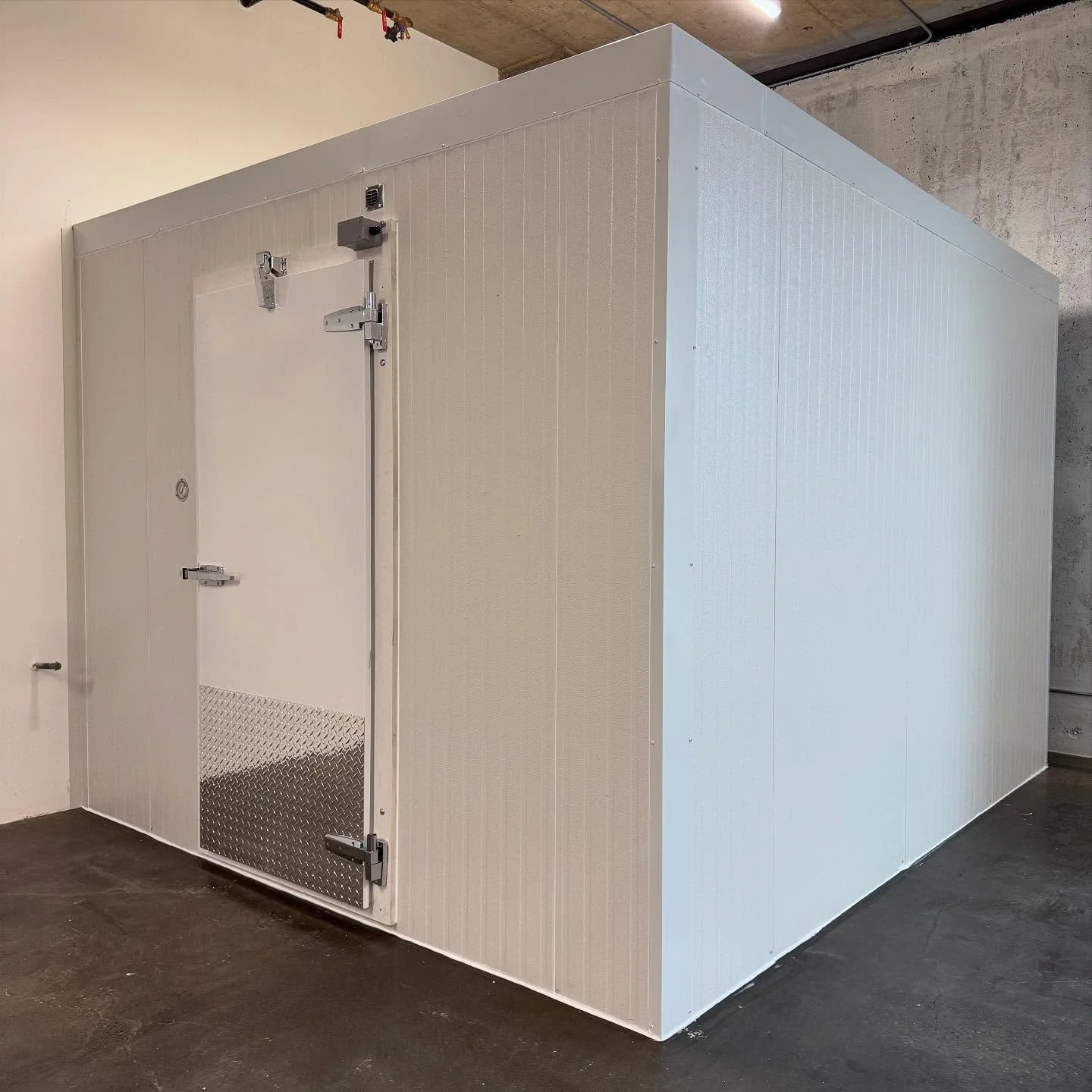 Swipe to see the before and after of this Walk In Freezer we did for Mary&rsquo;s Brigaderio&rsquo;s.