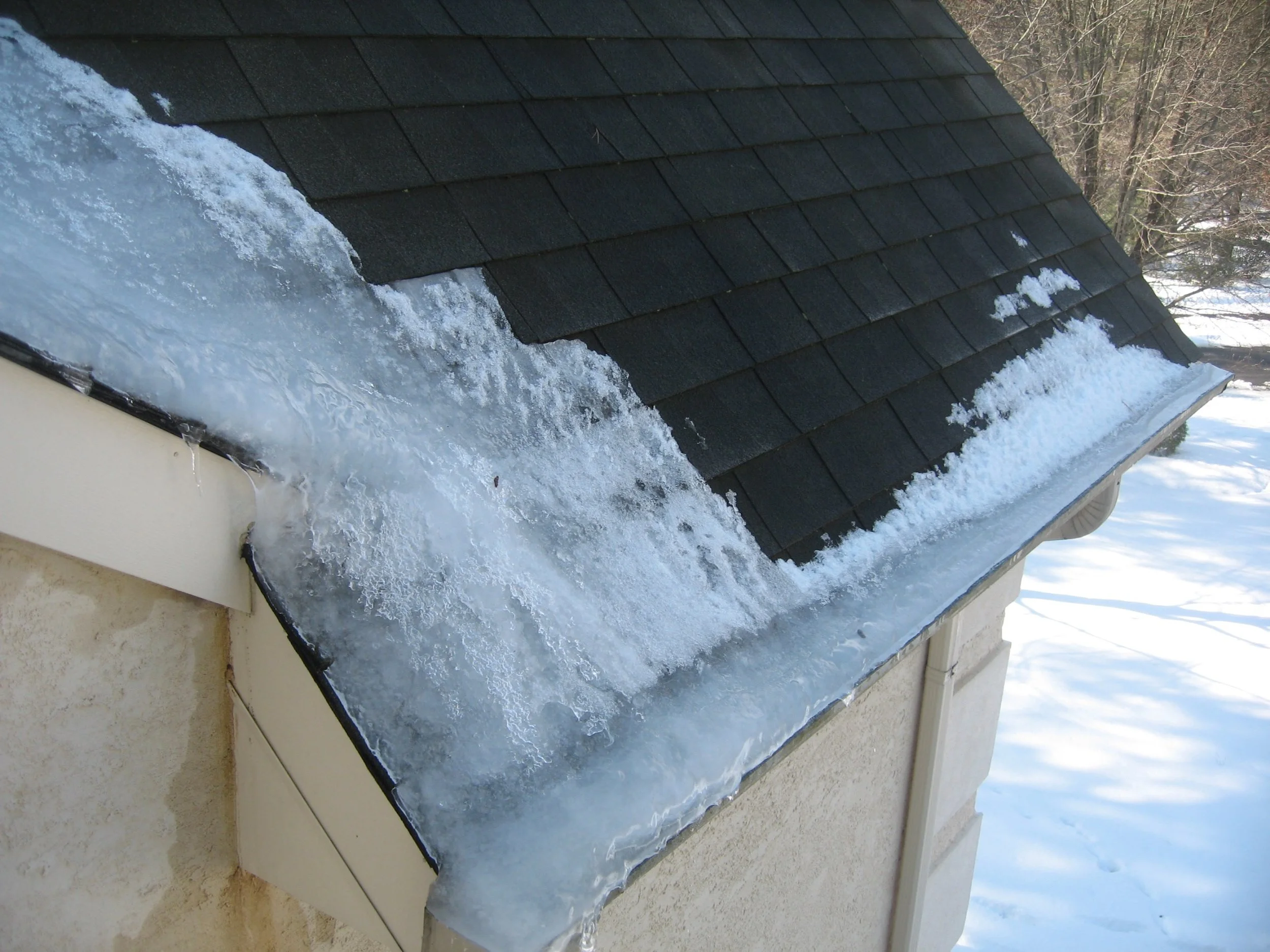 ❄️ Winter Roof Maintenance: Protect Your Home Before the Cold Sets In! ❄️
