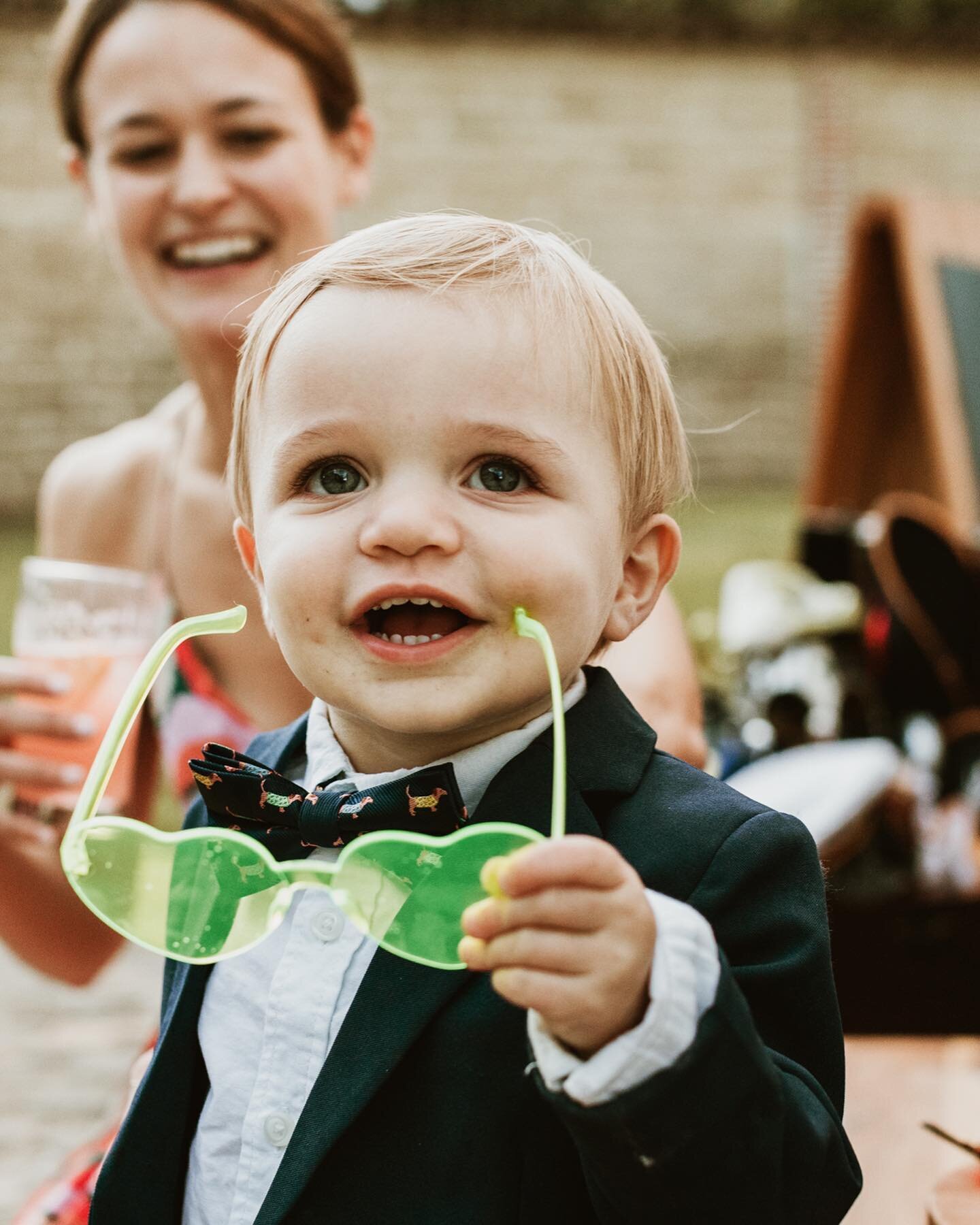 Don&rsquo;t blame me, I was born awesome 😎 

@primadealmodovar 

#swagbaby #coolbaby #stylebaby #weddinggt #antiguaguatemala #photoboothvw #vwbooth #greenglasses #partyglasses