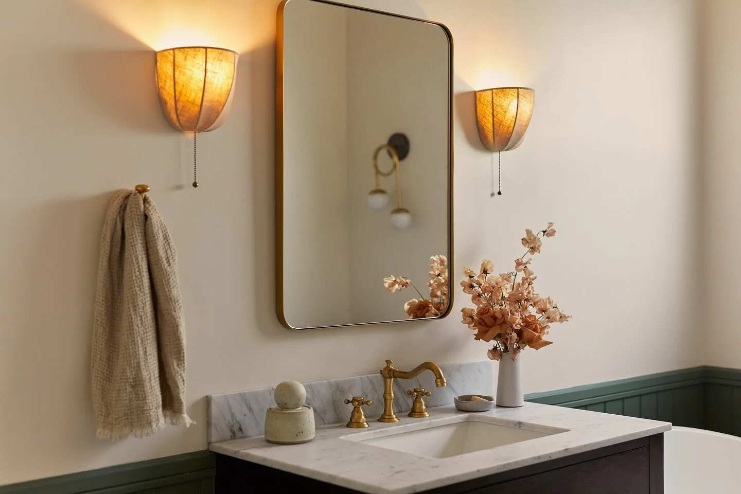 Our Culver City project bath is officially ready for some guests. 

Design: @studioellieweeks 
Photography: @iridamete 
Florals: @moonbloomflowerclub