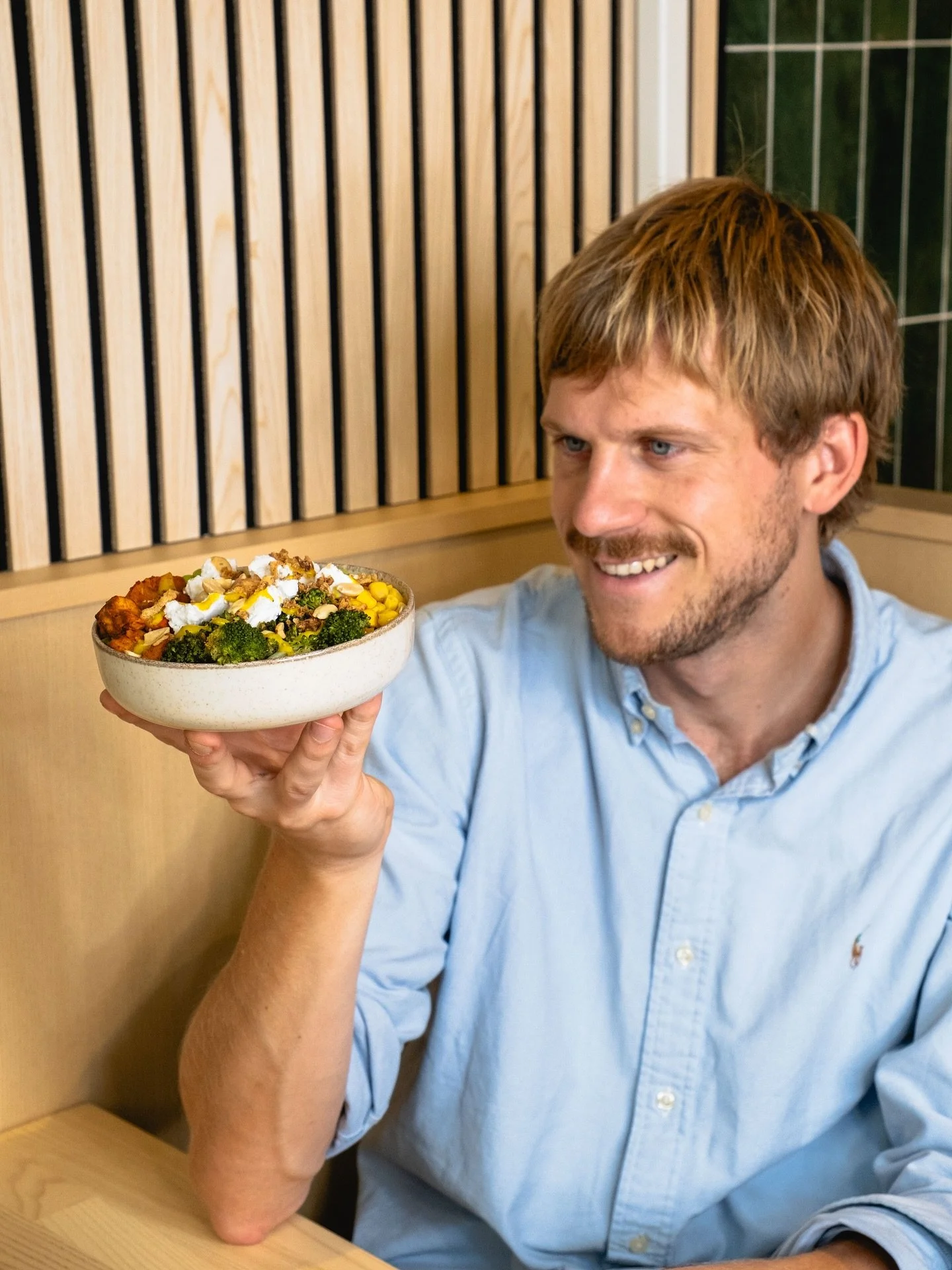 shooting vibes im r&aring;bowls&reg; rathaus 💥 die shots sind von @lukasalexxander &ndash; scuba diver, (voice) actor, photographer &amp; nasm certified personal trainer.

wir haben uns zuf&auml;llig am g&auml;nsemarkt kennengelernt, als ich meine &