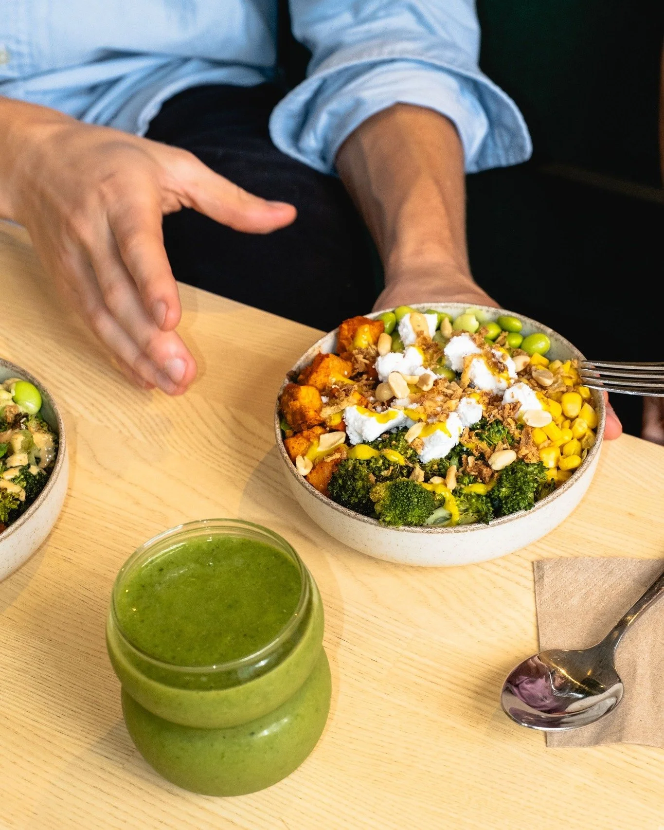 greek crunch 🥜
creamy. crisp. colourful.

no-sheep feta. ger&ouml;steter brokkoli. mais. s&uuml;&szlig;kartoffeln. edamame. r&ouml;stzwiebeln. erdn&uuml;sse. quinoa. + unser signature mango dressing.

eine bowl, die alles vereint &ndash; crunch, com