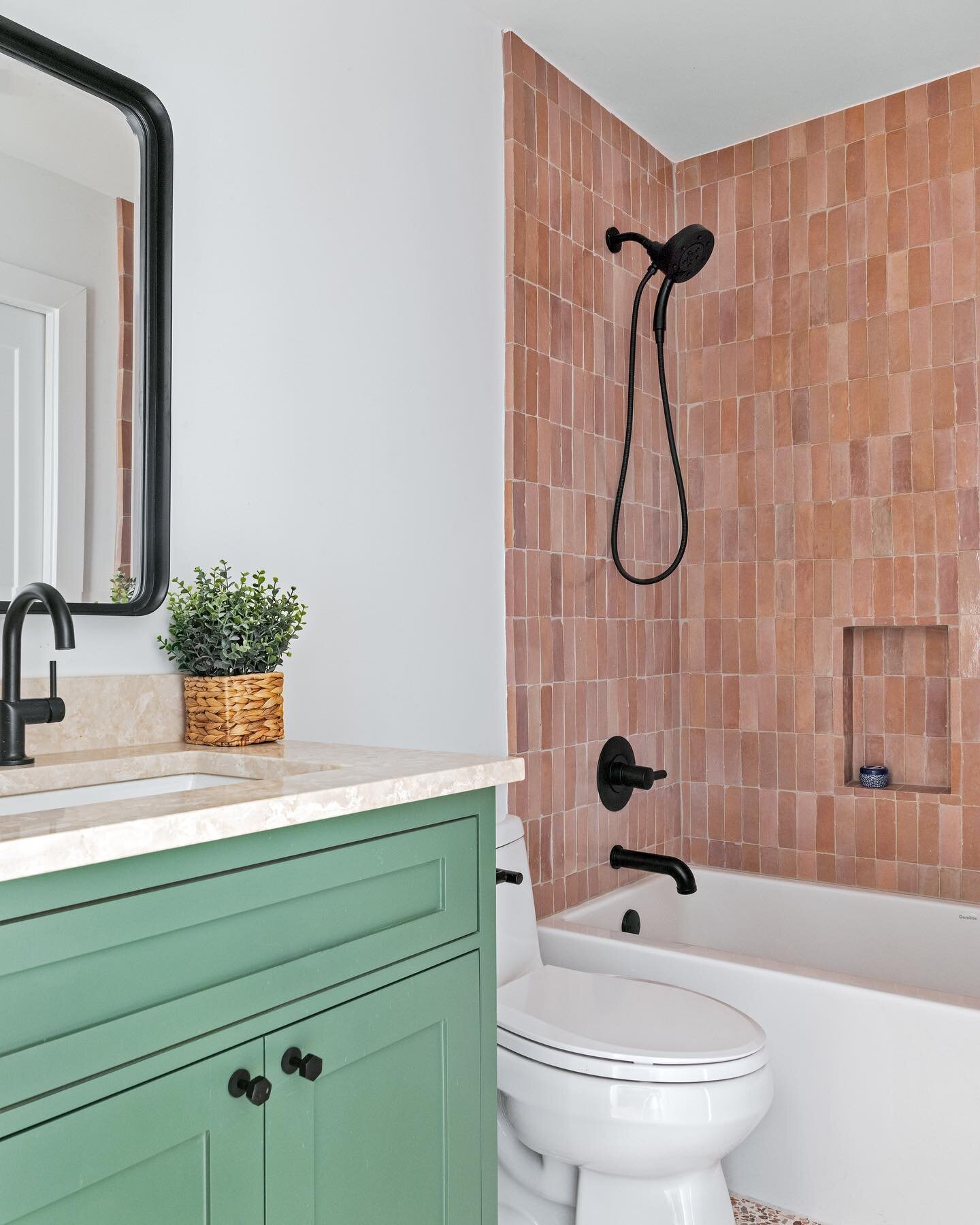 There&rsquo;s something about these bathroom from our Autumn Drive project. I think it&rsquo;s the color and texture of the tiles that do it for me 💙

Interior Design: @morrisseyhome 
Photography: @reganelizabethphotography