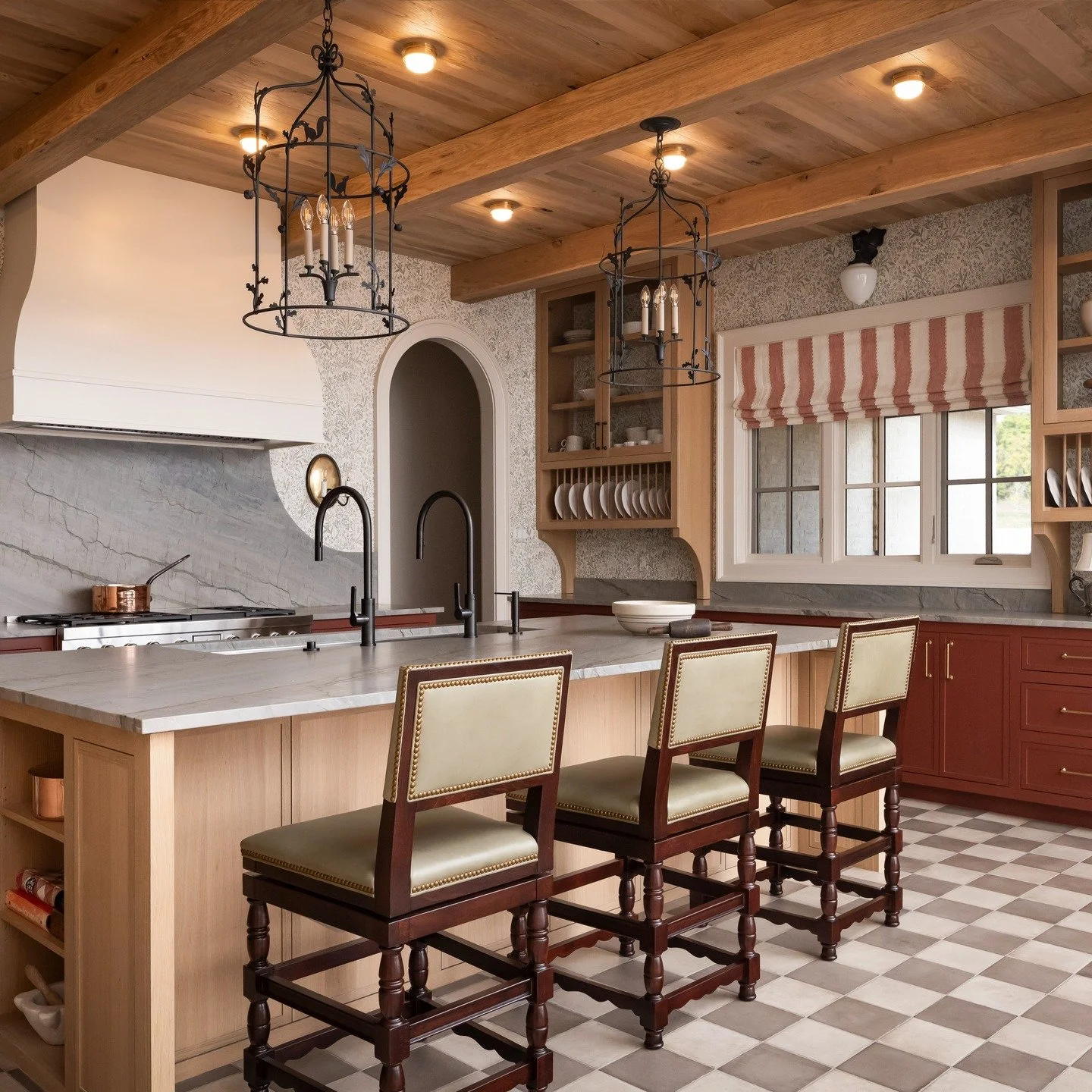 A kitchen that dares to be different! 🍒✨

This standout space balances bold and timeless elements&mdash;@borastapeter&rsquo;s lush botanical wallpaper sets the scene, while a checkerboard floor brings a touch of country charm. Custom @hancockandmoor