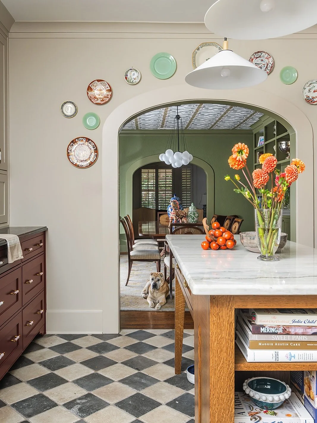 Theres something so cozy about a southern plate wall and checkerboard floors. All we need here is a pot roast in the oven and a good bottle of red wine 🍷

Interior design @morrisseyhome 
Photography @nikkicavinessphotography