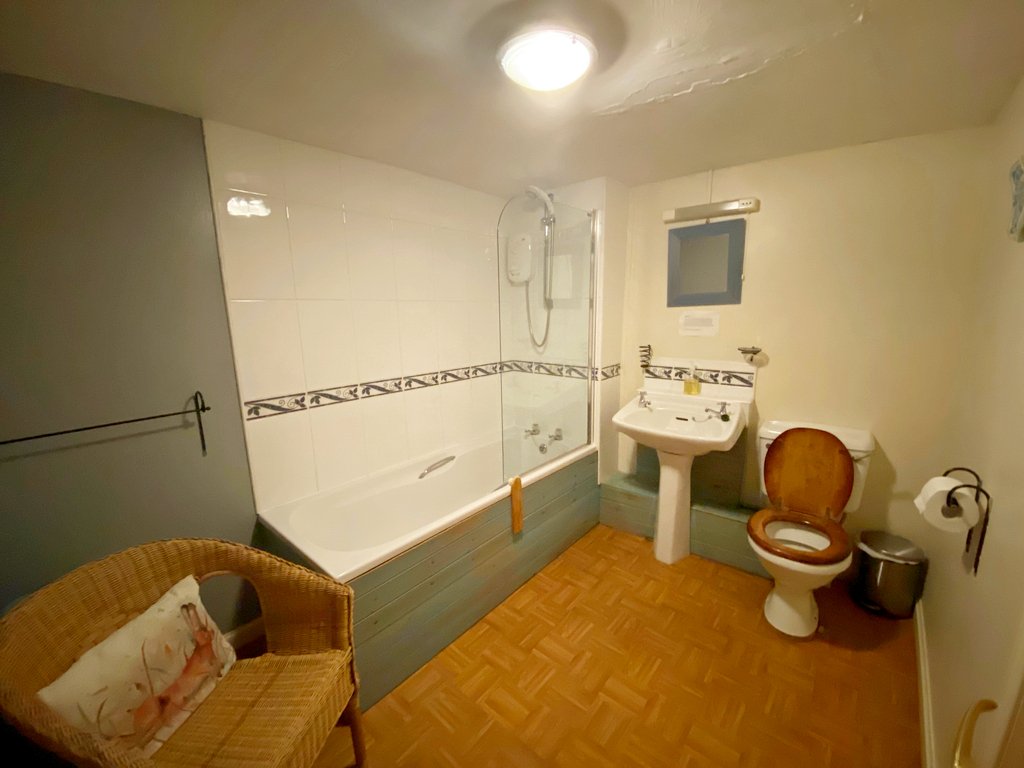 Room-3-bathroom.jpg