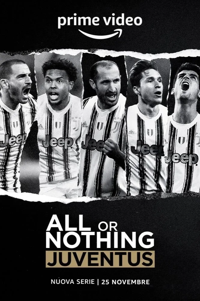 Poster pubblicitario in bianco e nero di una serie di calcio Juventus con cinque giocatori in divisa a strisce, sopra il testo 'prime video' e sotto 'ALL OR NOTHING JUVENTUS' con data '25 novembre'.