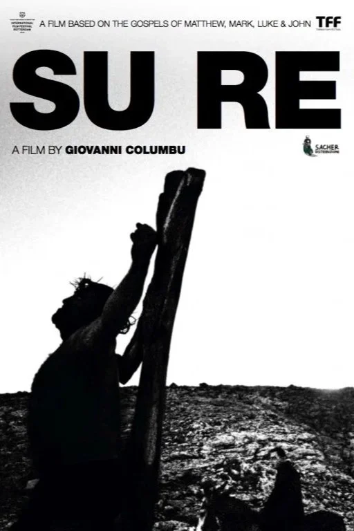 Locandina del film 'Su Re' di Giovanni Columbu, in bianco e nero, con silhouette di una persona appoggiata a un palo e un paesaggio roccioso sullo sfondo.