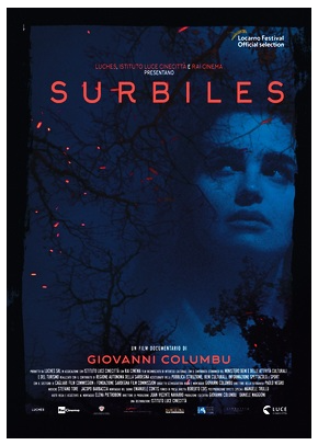 Locandina del film 'Surbiles', con un'immagine di una donna e un albero in sottofondo, con testo in rosso e blu.