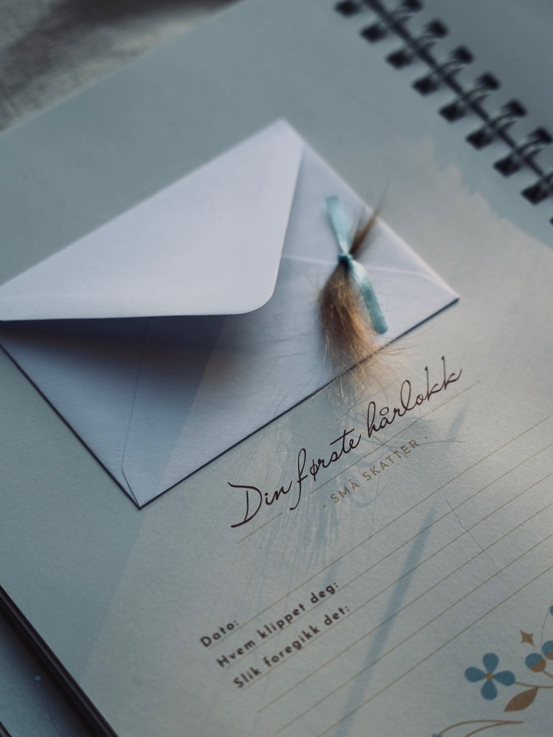 Jeg tipper mange av dere har en minnebok liggende&hellip; som er helt tom eller nesten tom 😅📖🙋&zwj;♀️

For ja, n&aring;r man sitter der med en nyf&oslash;dt eller en sm&aring;rolling s&aring; har man faktisk mer enn nok med &aring; overleve etter 