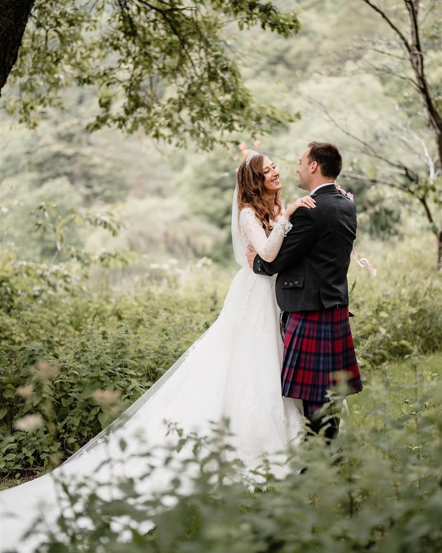 Summer weddings are almost here! 🌞📸

Lovely wee throwback to one of my favourites from last year with Lauren &amp; Jamie at the stunning Neidpath Castle @neidpath_castle 

I will forever be impressed by this gorgeous dress Lauren chose with that in