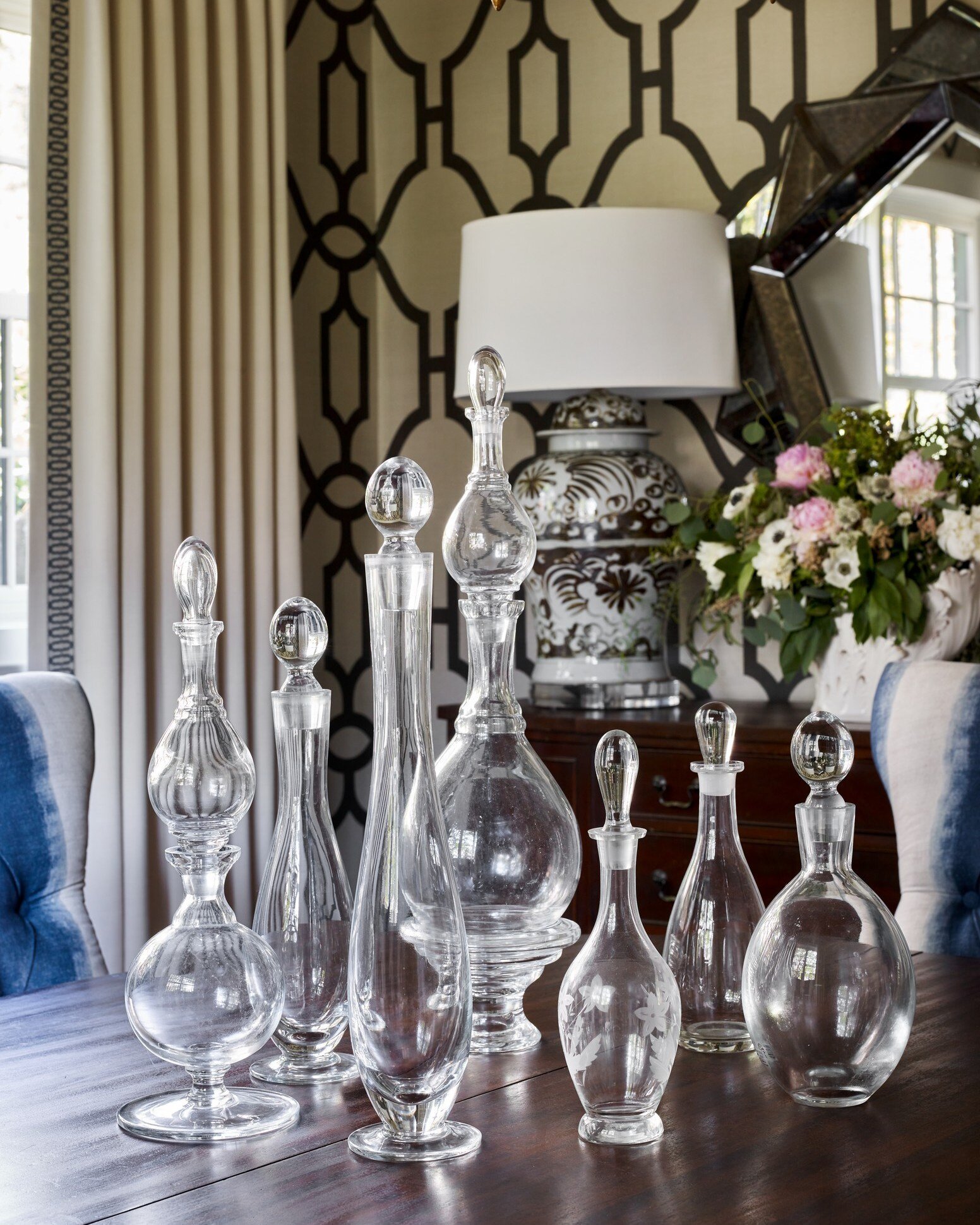 Glassware galore! Create an eye-catching centerpiece with elegant glass vases in various sizes. 

Photography by: @emilyfollowillphotographer
.
.
.
#catherinewilsoninteriors #ccwi #atlantadesigner #interiordesign #atlantahomes #residentialdesign #hom