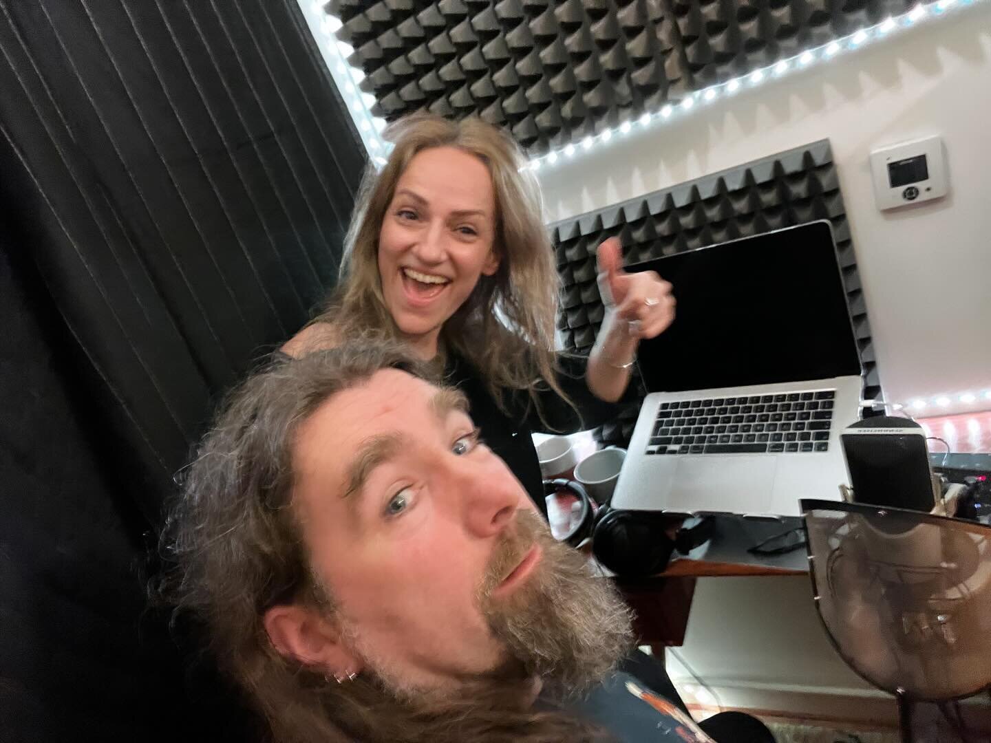 look who i was lucky enough to have visit my studio all the way from manchester.. thank you Rob Bee @b_2_es for stopping by on your Tickle Tour and helping me fine tune my studio space to get the best sound i can. There&rsquo;s nothing like a bit of 