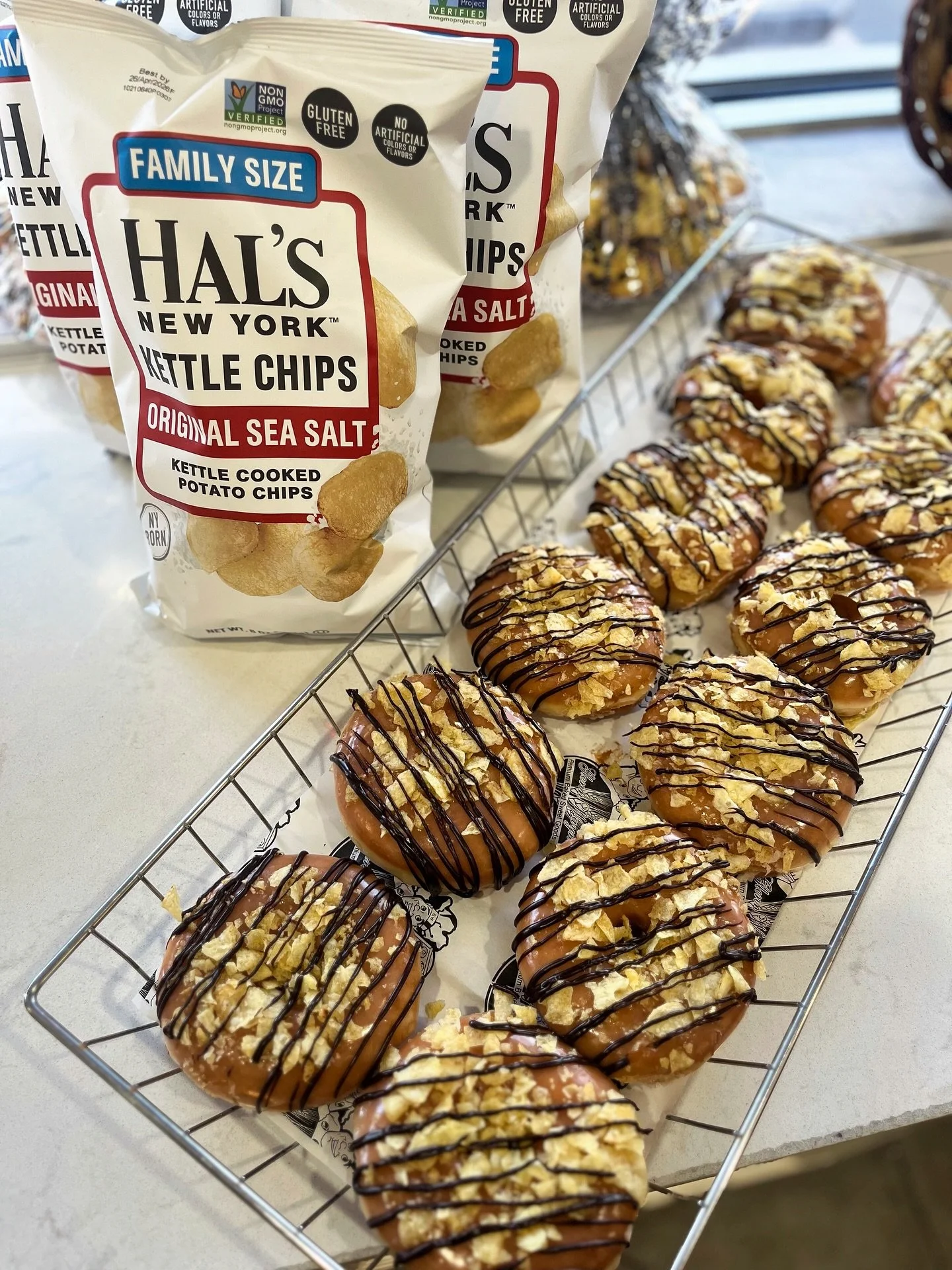 Would you try a donut topped with potato chips? Glenn Wayne Bakery and @HalsNewYork just dropped the Chocolate Drizzle Chip Donut&mdash;glazed perfection topped with Hal&rsquo;s Original Sea Salt Kettle Chips and a rich chocolate drizzle. Only availa