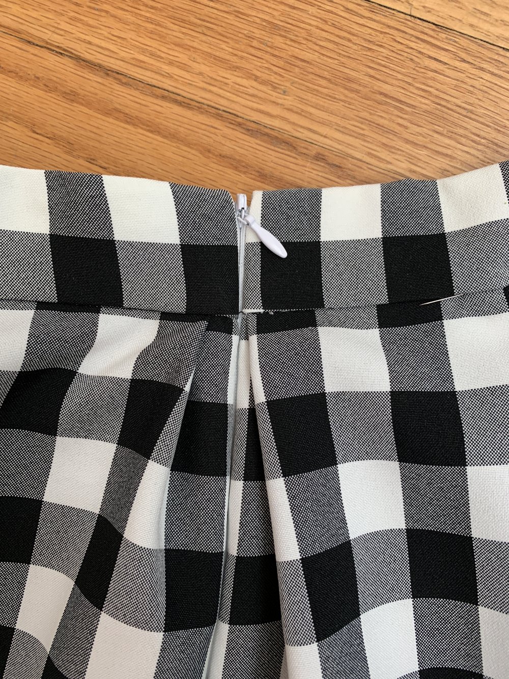 Inserting the invisible zipper in the side seam