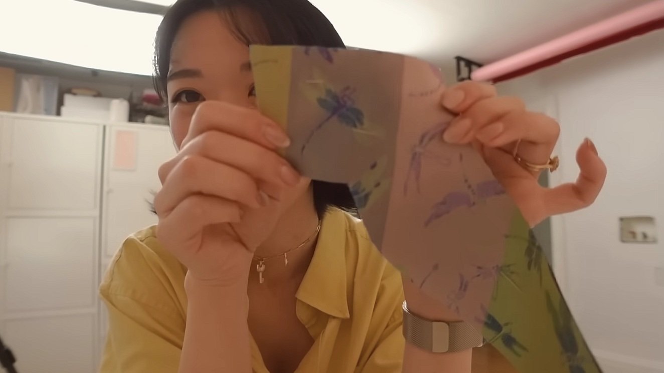 The placement of the collar so the dragonfly sits right on the edge