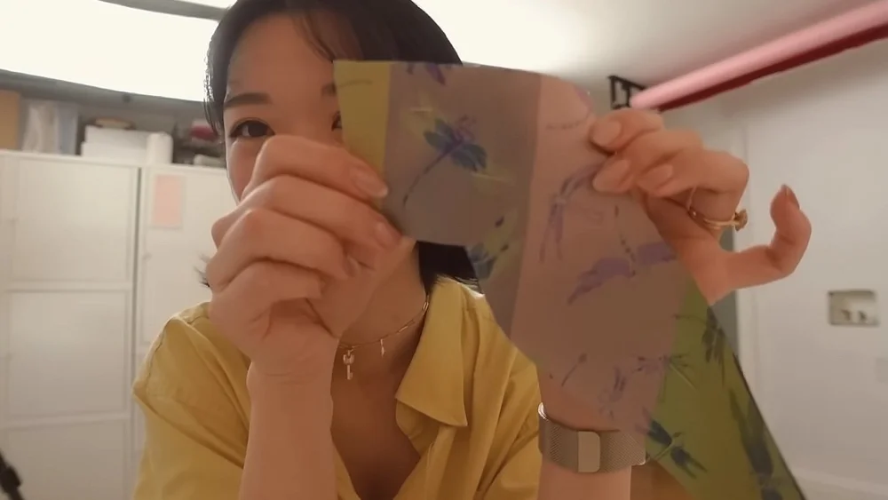 The placement of the collar so the dragonfly sits right on the edge