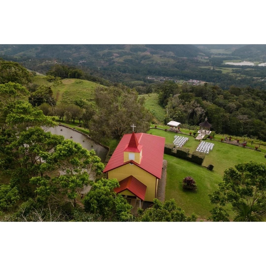 Deja que la naturaleza sea el tel&oacute;n de fondo de tu historia de amor. Nuestro oasis al aire libre ofrece el escenario perfecto para la boda de sus sue&ntilde;os. Abrace la belleza de los cielos abiertos y las infinitas posibilidades. 🌿✨

&ique