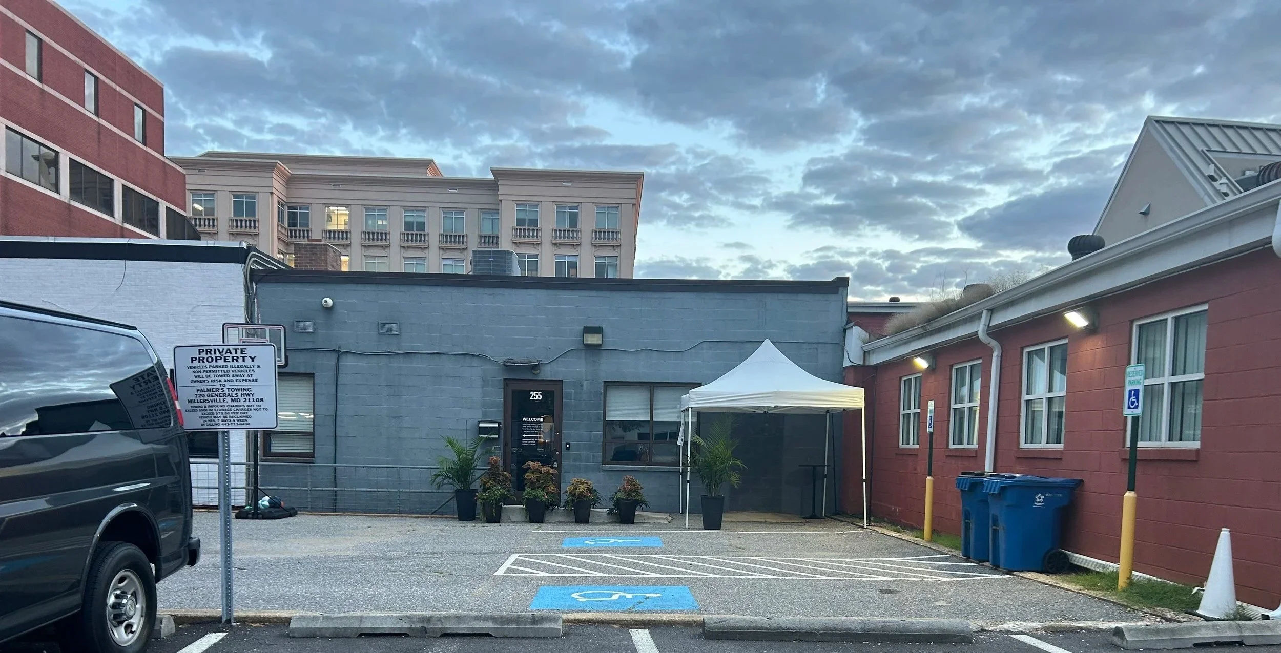 A su derecha, verá el edificio gris con una puerta y una ventana donde está nuestra oficina. Siga recto y prepárese para girar a la derecha hacia el lugar asignado para nuestros visitantes.--------On your right, you will see the gray building with a