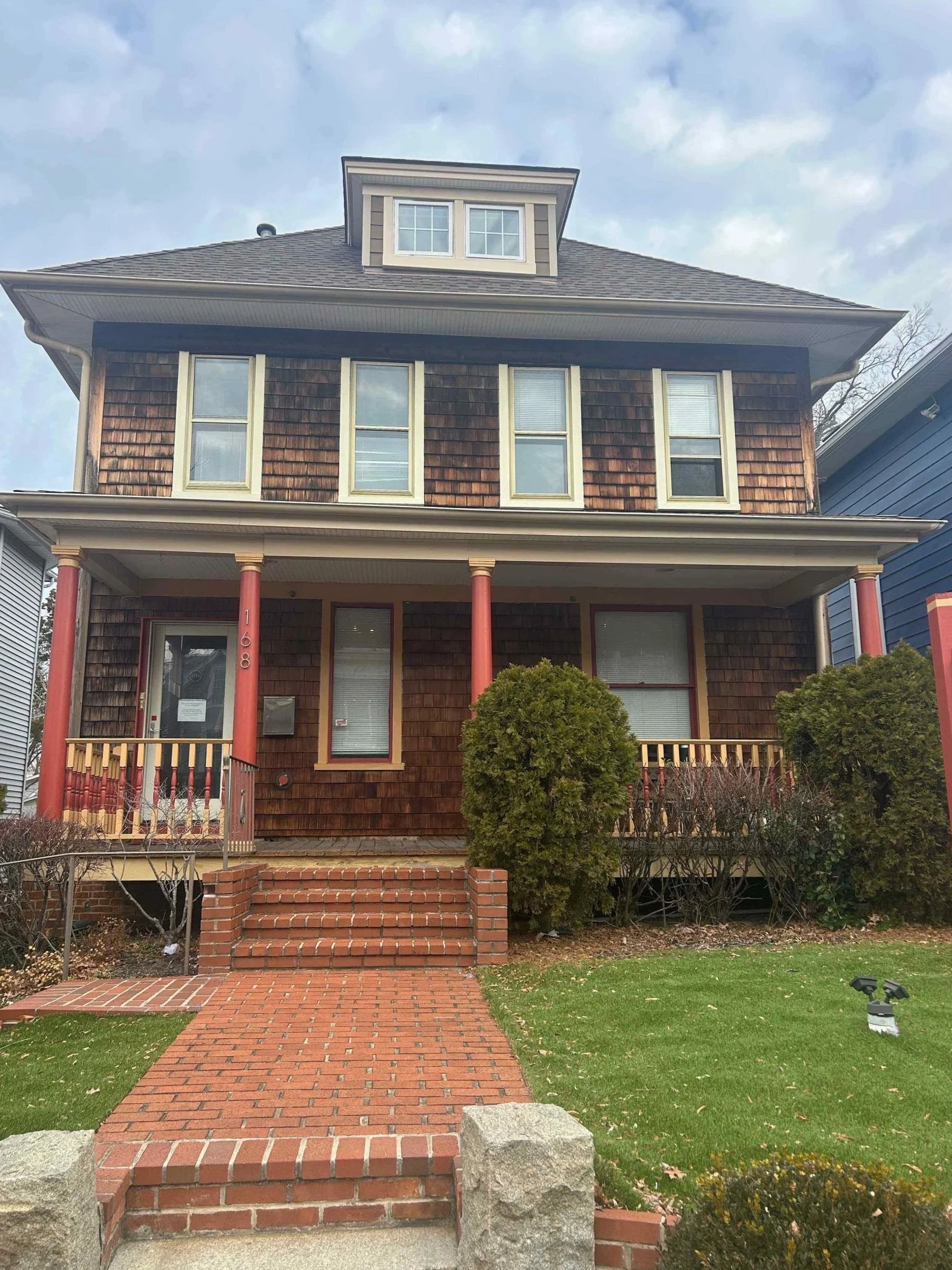 This is how the front of our building looks like. --------- Así luce el frente de nuestro edificio.