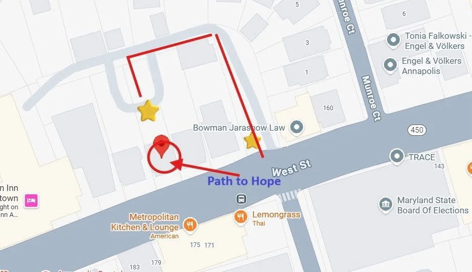 A free parking spot is available on the back of the building, marked with a star. --------- Un espacio de parqueo gratis está disponible en detrás del edificio, aparece en la imagen marcado con una estrella.