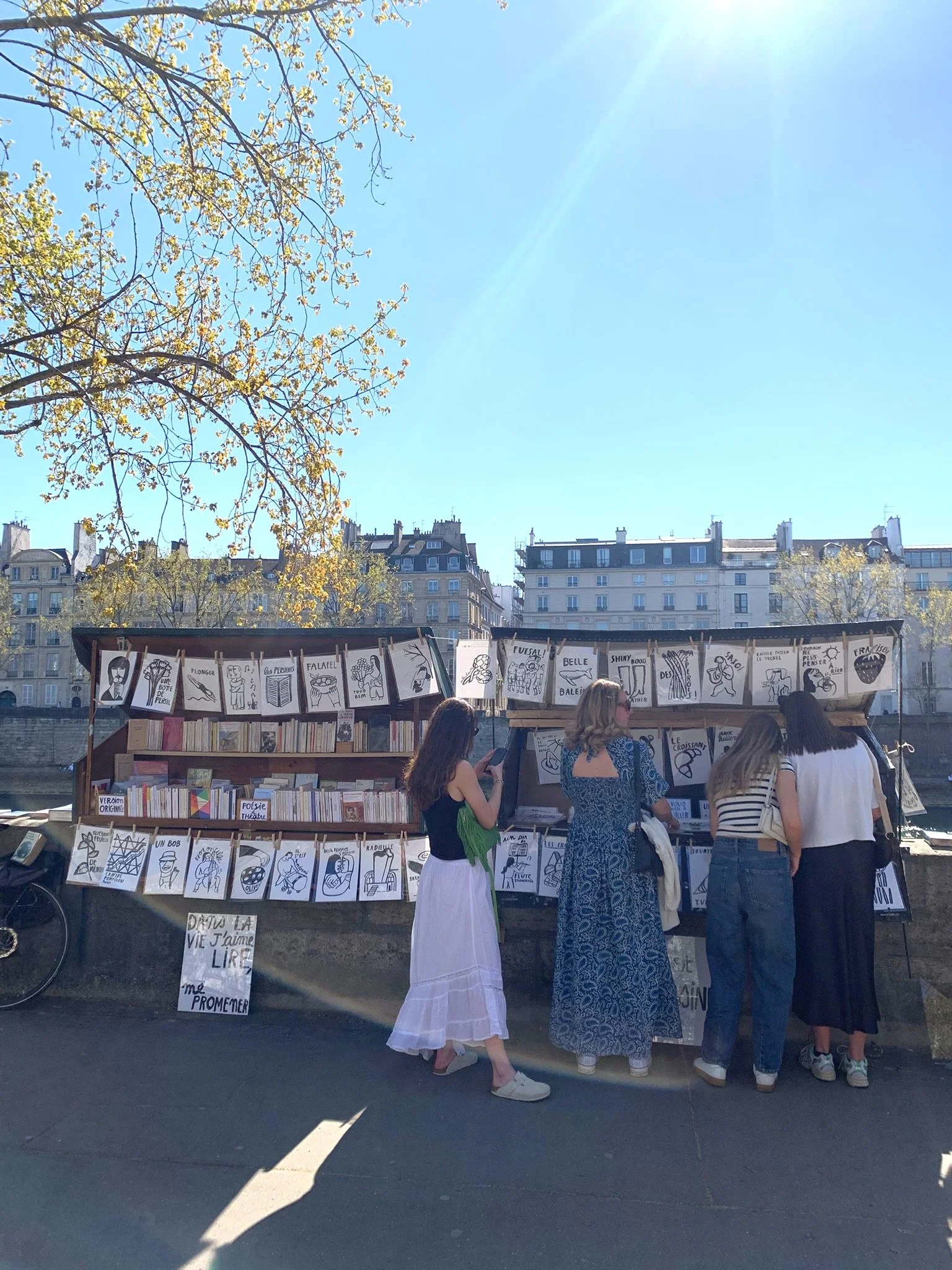 Le quiosque à dessin est l'emplacement de bouquiniste où je vends mes prints, sur les bords de Seine à Paris.