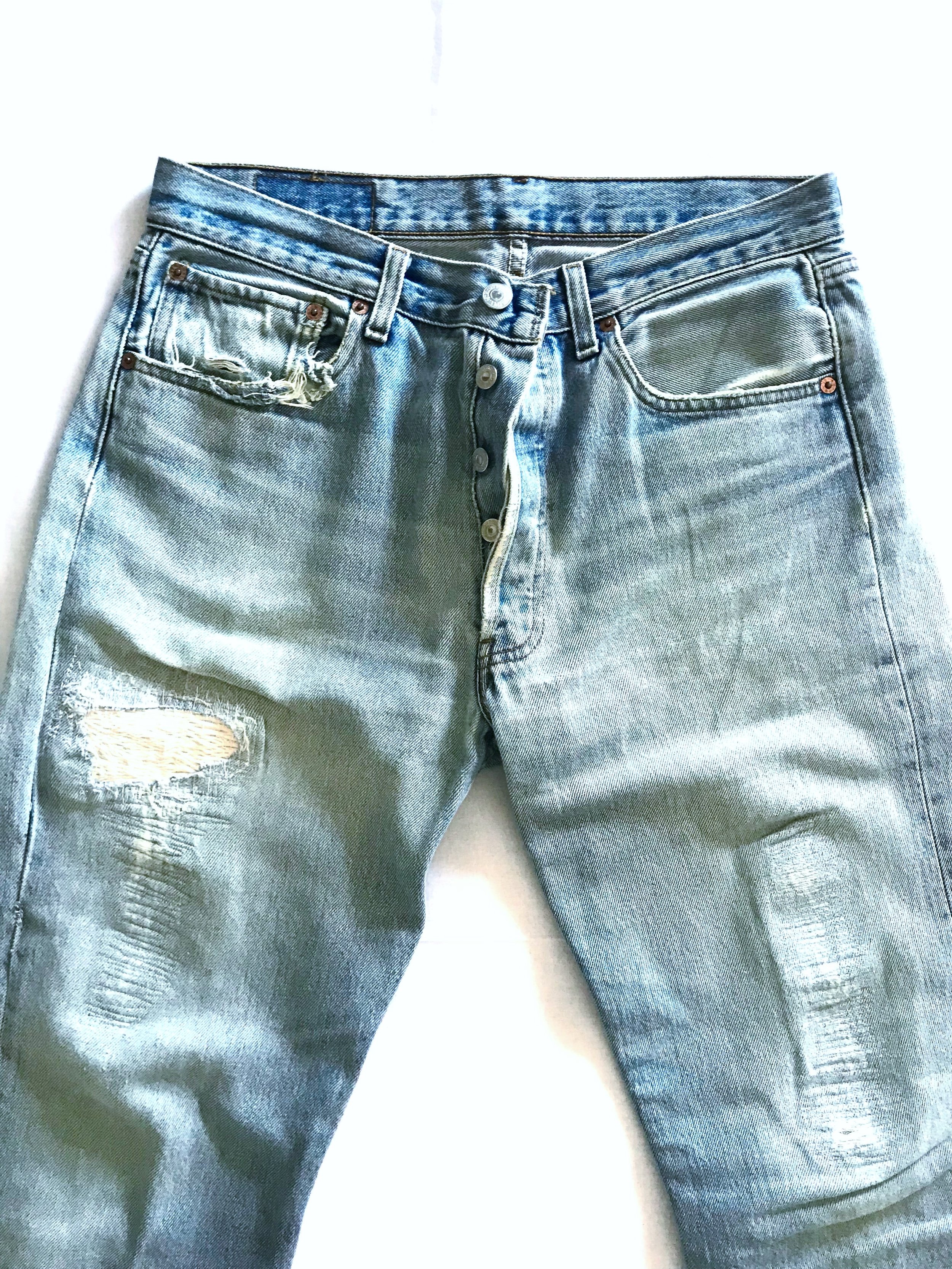 Blu jeans Levi's vintage americani remaked articolo Spencer. Pezzi unici. Con strappi e riparazioni fatte a mano. UNICA TAGLIA W32 L34 (46)