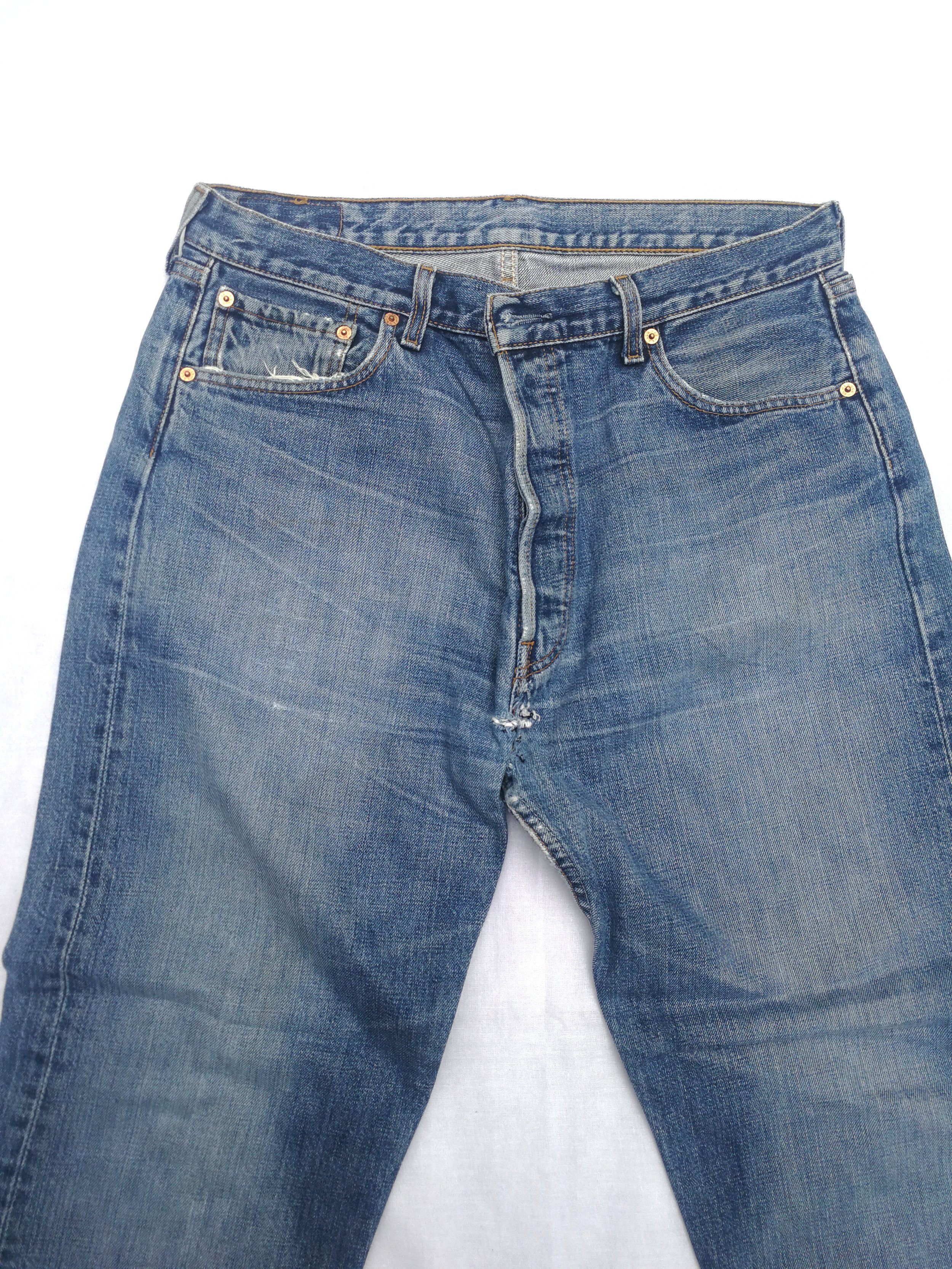 Blu jeans levi's vintage remaked, articolo Miami. Con riparazioni fatte a mano. Pezzi unici. UNICA TAGLIA ( US W36 L36 ) ( EU 50 )