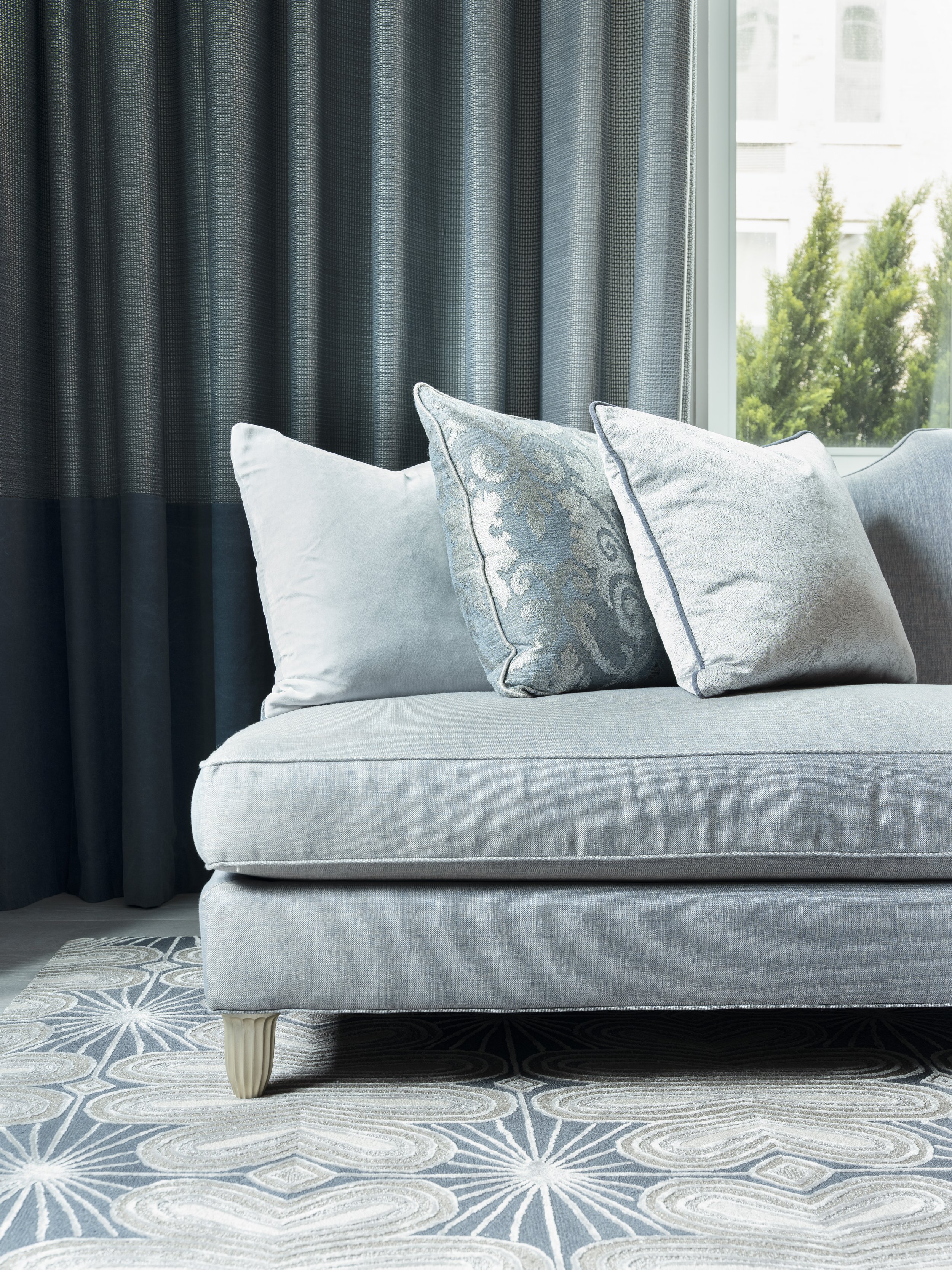 5-patterned-rug-decorative-pillows-textures-interior-designs-Manhattan.jpg