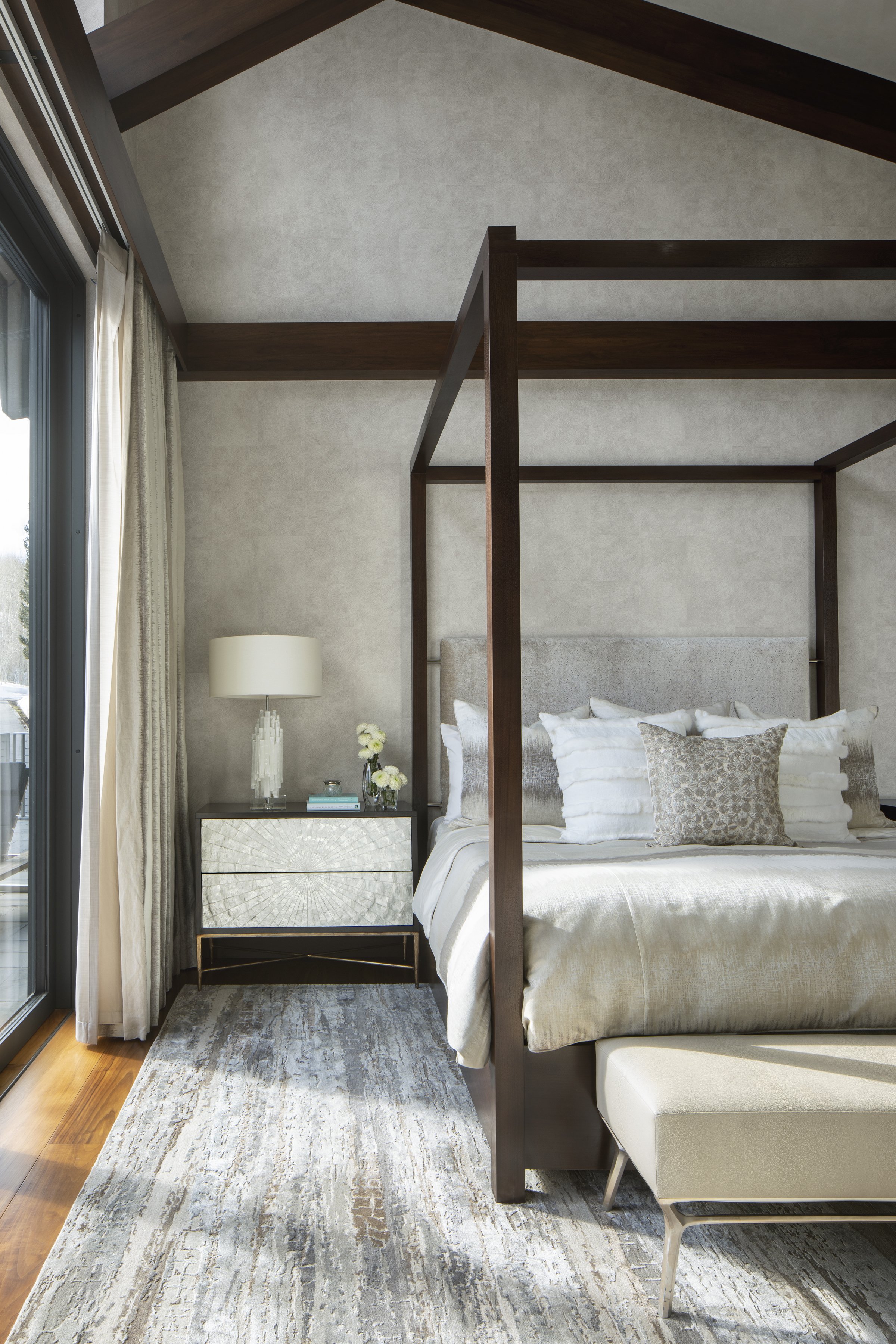 8-simple-wood-light-bedroom-various-prints-highceiling-relaxing-vail-interiordesigns.jpg