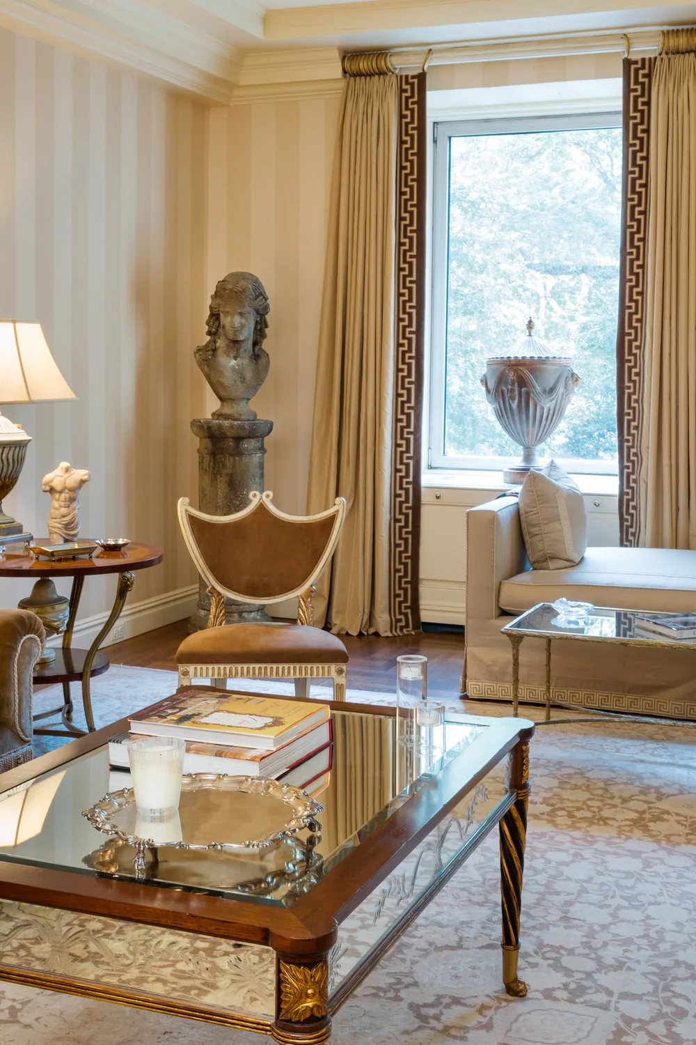 Photo inspiration: Fifth Avenue Style Apartment Interior Design Reference: 5Th Avenue Apartment