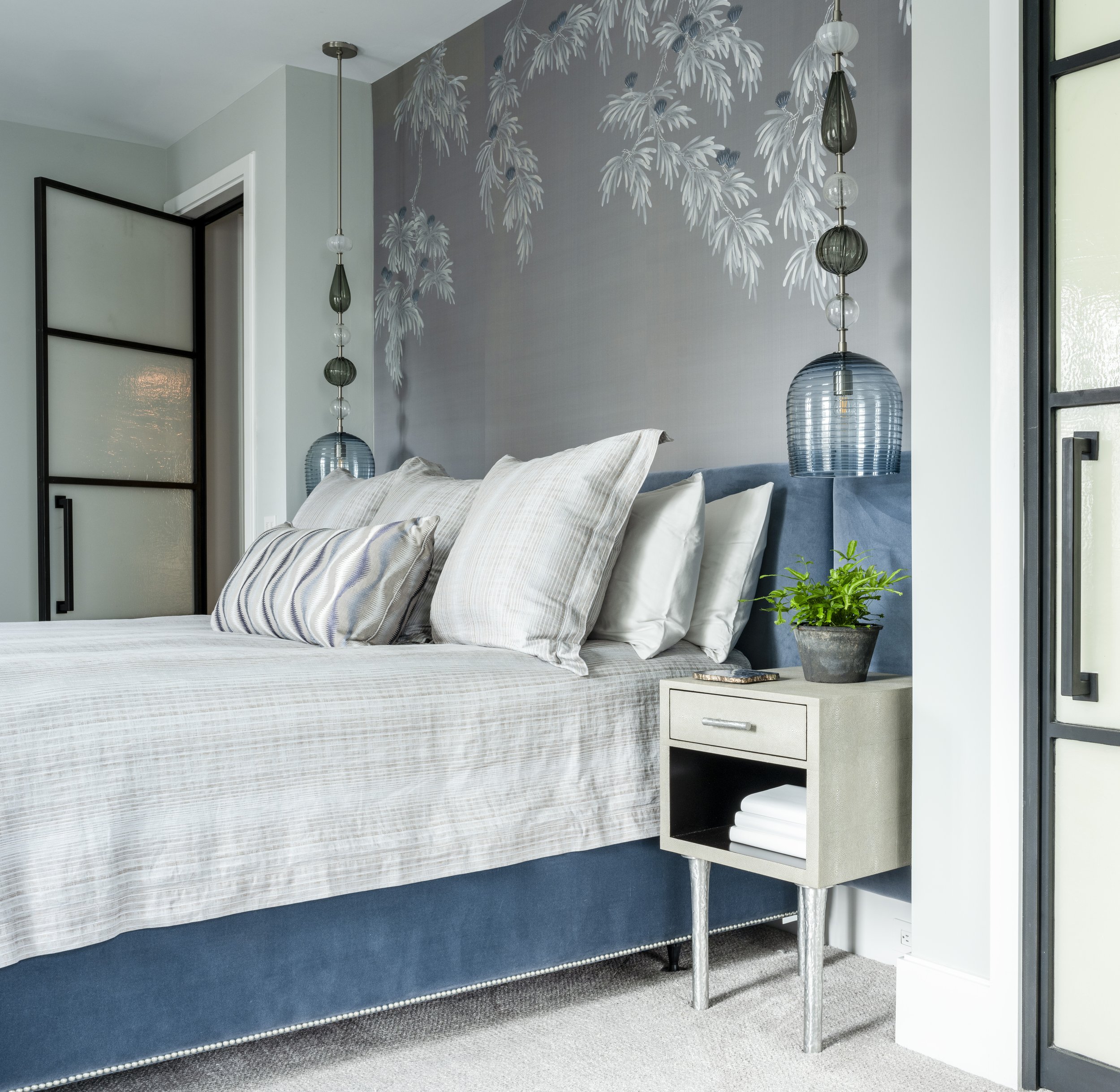 14-blue-bedroom-detailing-chic-light-fixtures-modern-bedroom-manhattan-penthouse-rinfret-interior-designs..jpg