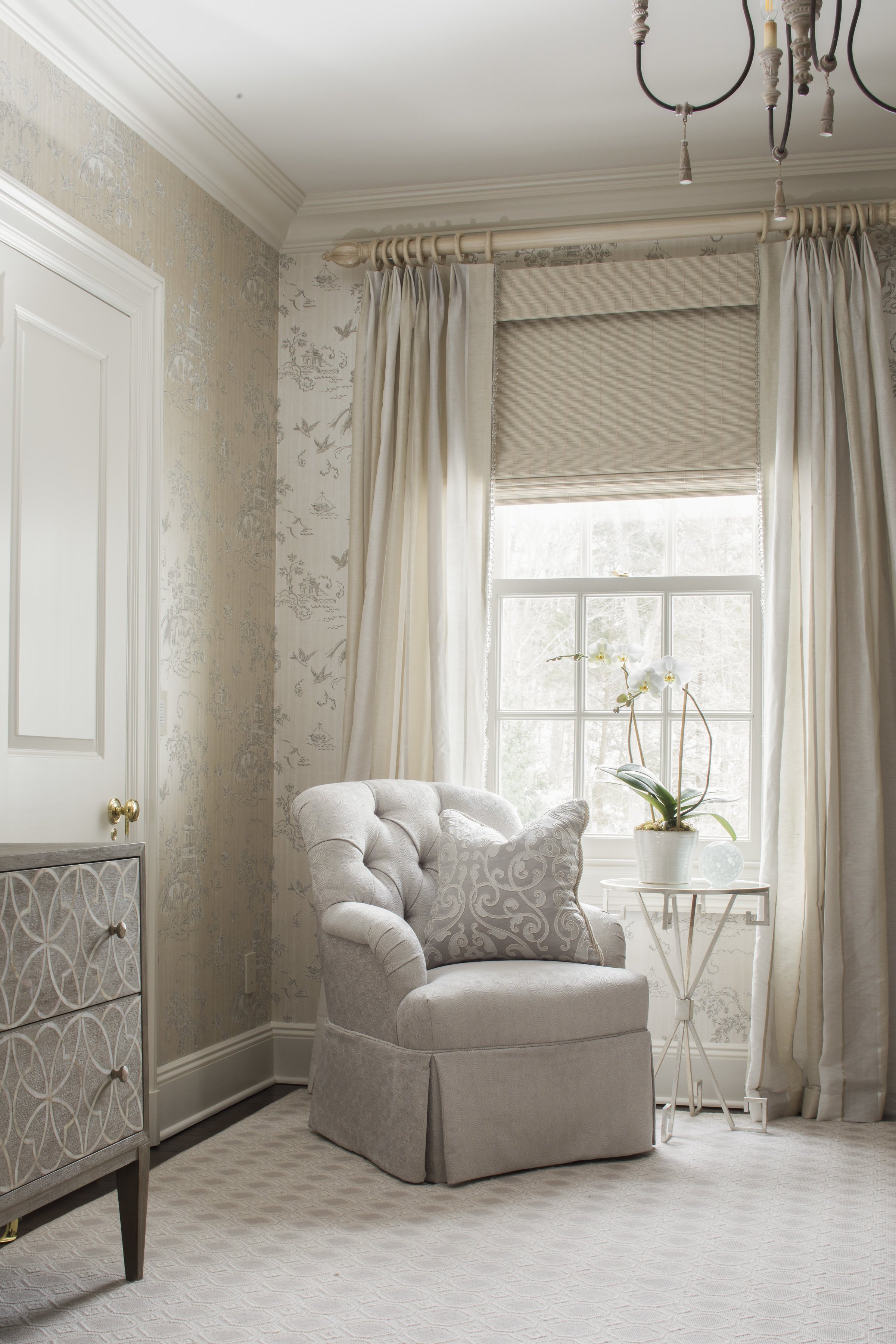 63-sitting-area-neutral-bright-chic-drapes-wallpaper-elegant-rinfret-neoclassical-greenwich-connecticut.JPG