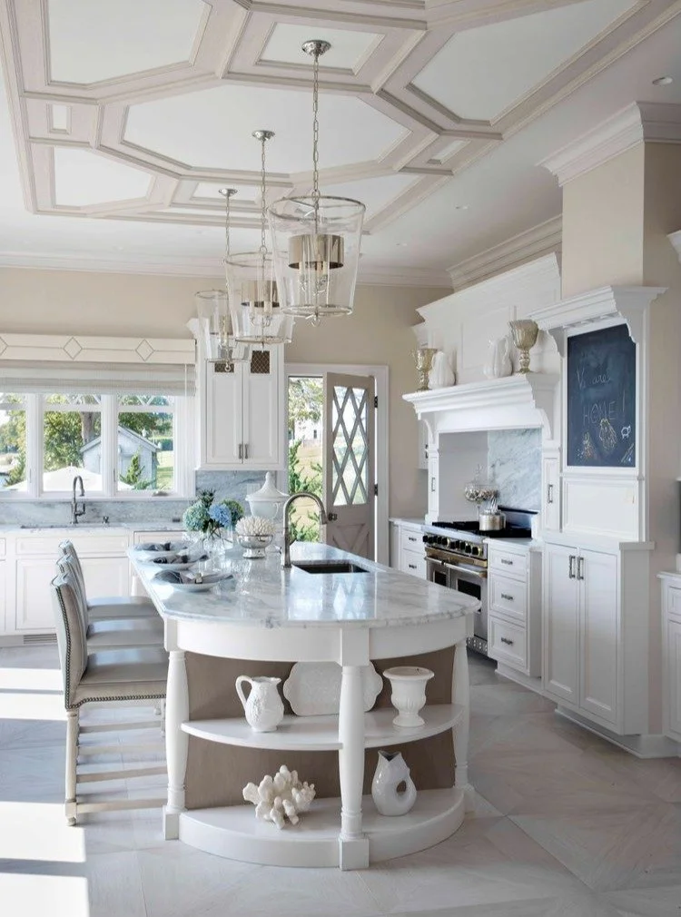 Summer&rsquo;s still in full swing ☀️🌊 
There&rsquo;s no better way to beat the August heat than retreating to a breezy coastal home with stunning water views. We&rsquo;re obsessed with how light-filled and open this kitchen and dining space feels &