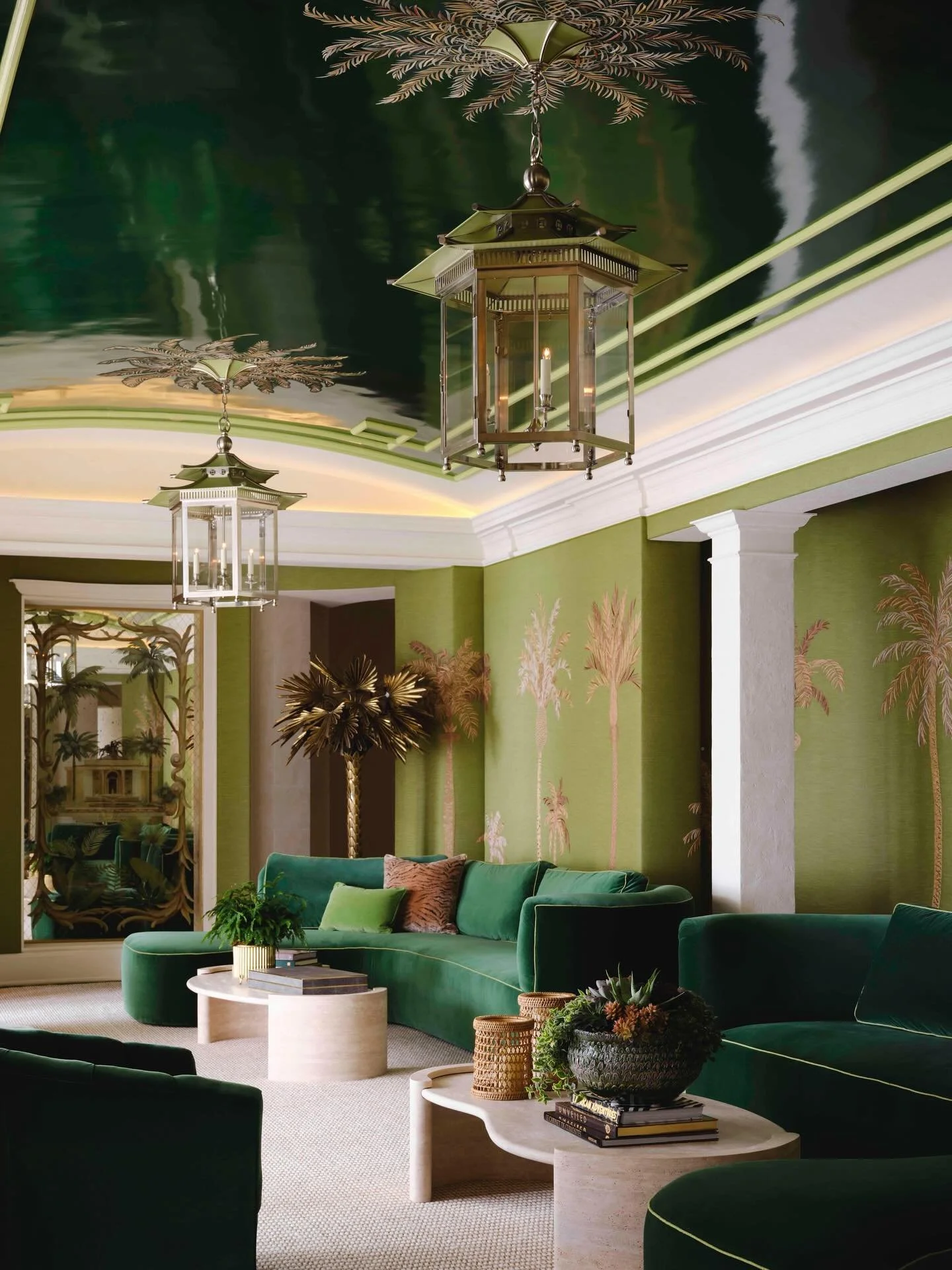 It&rsquo;s no wonder this gorgeous room we designed for the Hilfiger family was chosen for the cover of @tommyhilfiger and @mrshilfiger new book, Hilfiger Homes. 

Verdant velvet sofas and a lacquered green ceiling create an immersive atmosphere, whi