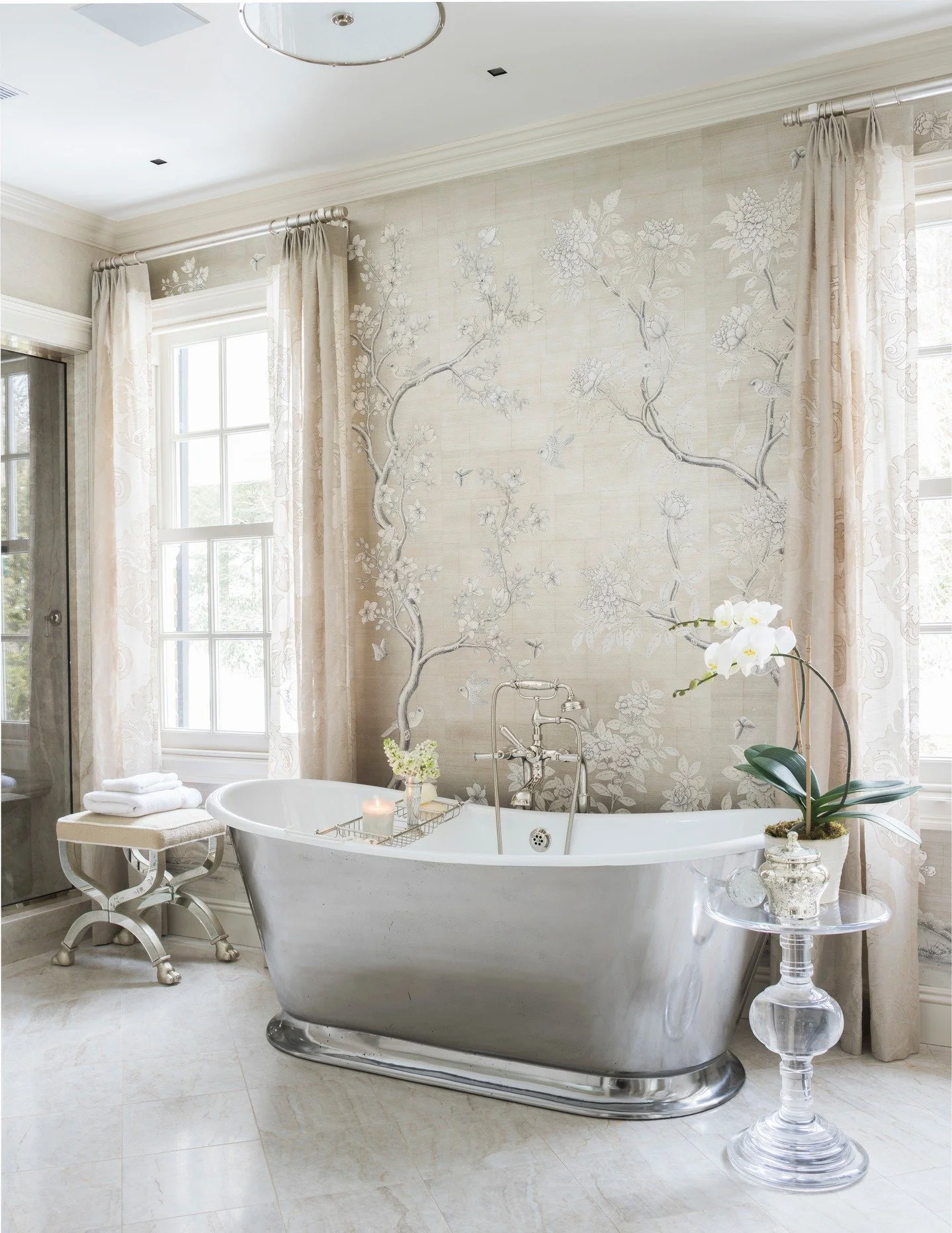 While we&rsquo;ll always love a bold pop of color, at Rinfret we&rsquo;re endlessly inspired by the depth and warmth that texture brings to a neutral palette. This room is one of our favorites &mdash; adorned with elegant Gracie wallcovering and cust