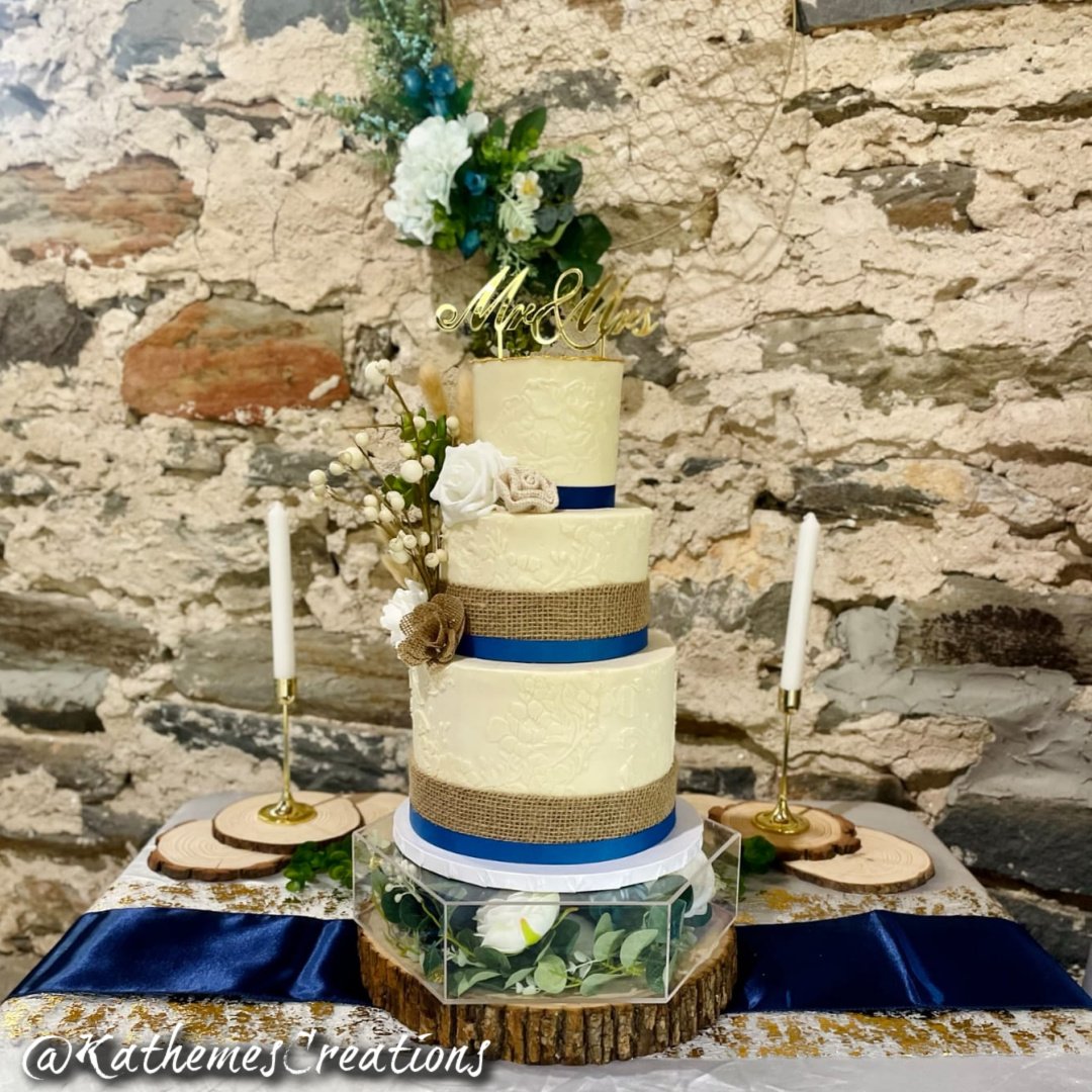 Wedding goals alert! Our latest design features a show-stopping dark blue and gold color scheme, complete with a stunning wedding cake, elegant table settings, and lush floral centerpieces. The perfect blend of sophistication and romance. Trust Kathe