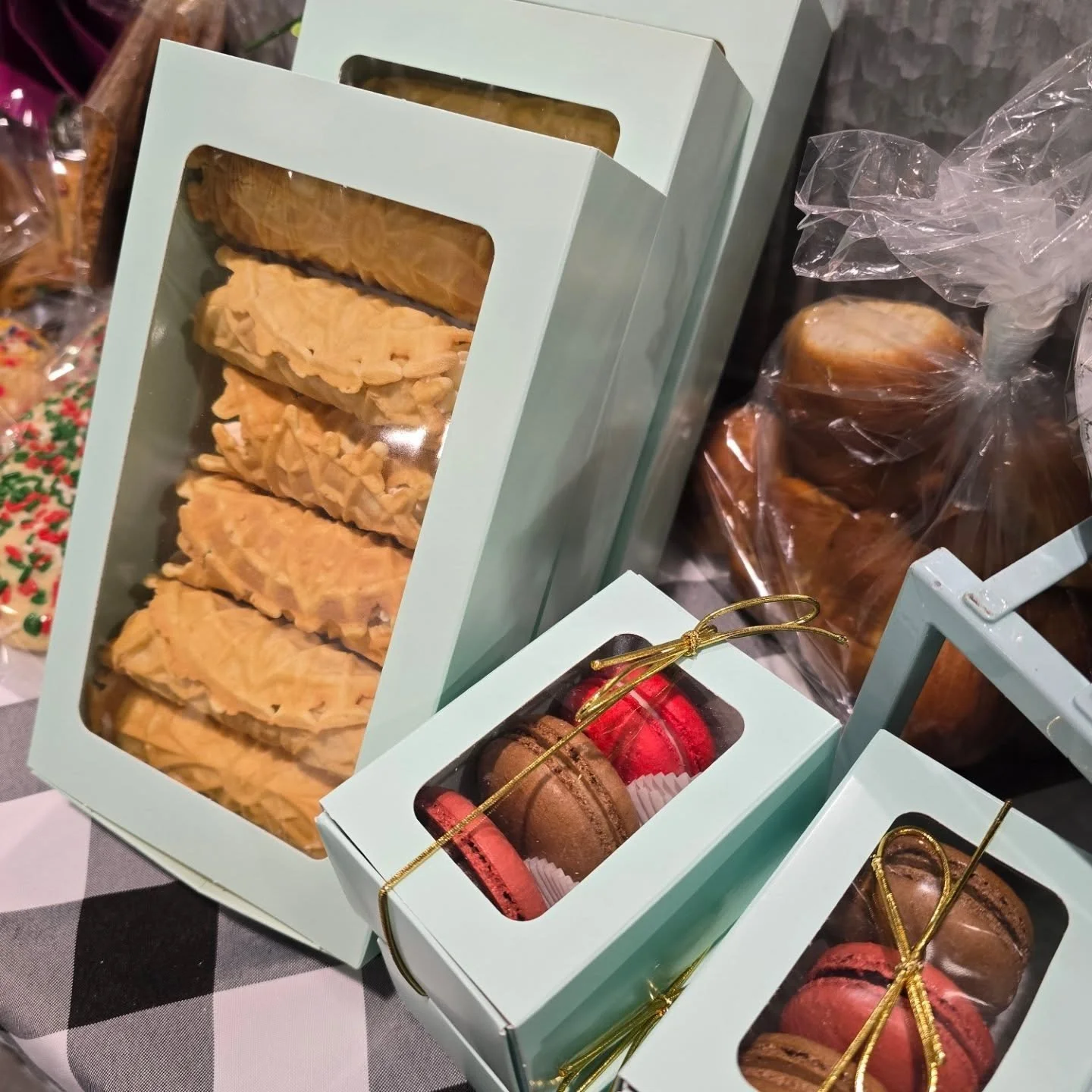 It's Feast weekend, baby! Feast of the Seven Fishes with @mainstreetfairmont is absoluuuuuutely one of our favorite events of the year, and the perfect venue for some holiday shopping. It runs from 10-6 both tomorrow and Saturday. Bundle up to make t