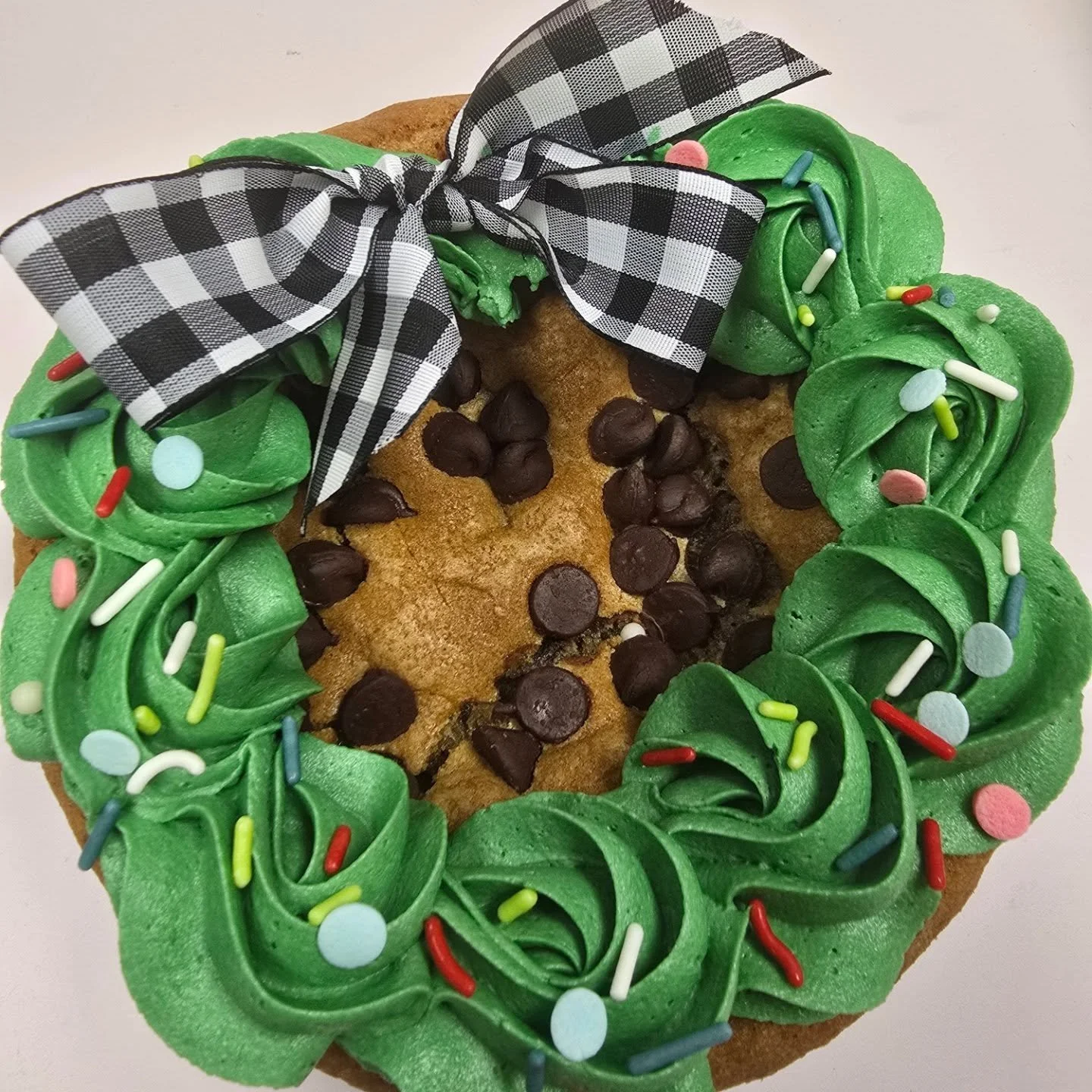 🚨 SPECIAL HOURS TODAY 🎄 🚨
We got CAKES. We got COOKIES. We got COOKIE CAKES.
PLENTY of inventory for those of us... I mean those of YOU.... who have procrastinated their holiday shopping and/or baking! Aaaand if you put in a pre-order, definitely 