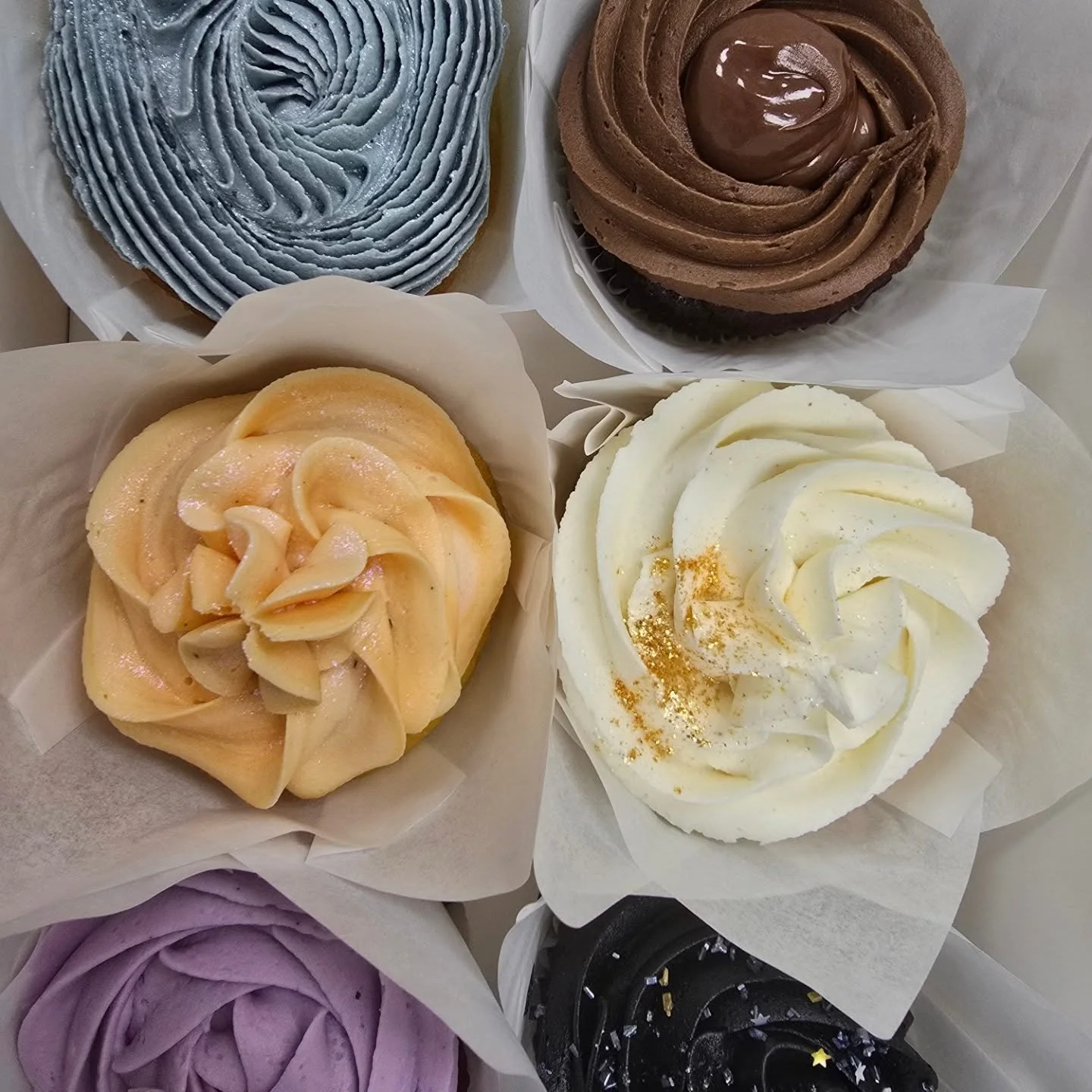 ITS FRIDAY! If you like food, might wanna come say hi and grab a bite. Just sayin'. Yes, that's blackberry cheesecake in the case. Don't miss it.

FELLOW READERS ‼️

@b.wolfe.creativity is hosting a "Bedazzle Your Book" night at the bakery 