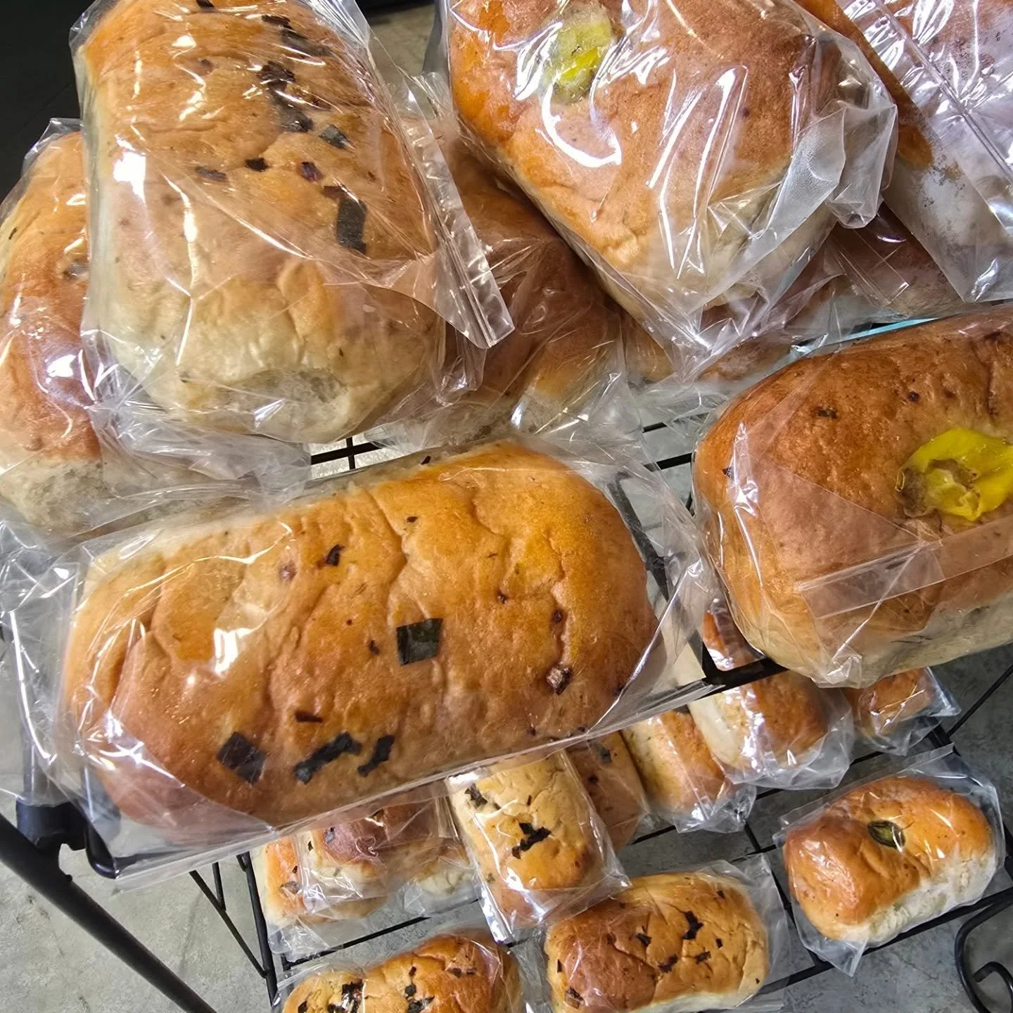 ‼️ RAMPERONI ROLLS ‼️
IDK, do I need to say more?
Today is the last Mylan Park winter @morgantownmkt before the summer market kicks off in a couple weeks. We have a couple dozen at market and a smaller amount at the bakery - but don't worry, we will 