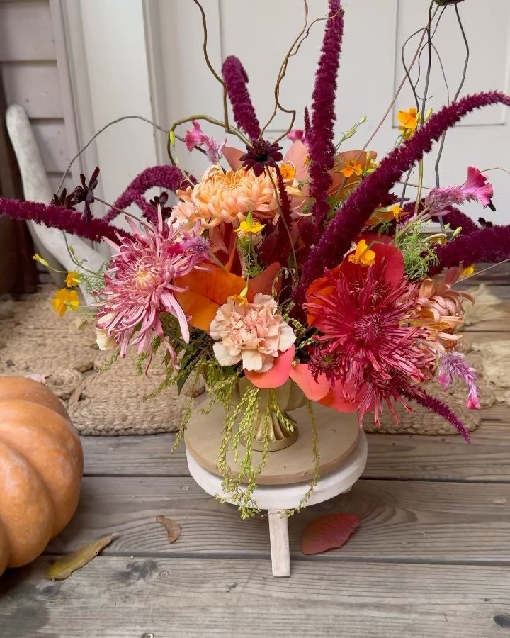I can hardly believe that Thanksgiving is less than 2 weeks away 🙃 
Celebrate your holiday with a Kismet designed floral centerpiece for your dinner party or as a gift to the party you&rsquo;re attending! 

Wednesday 11/22 delivery for $65. Vase + l