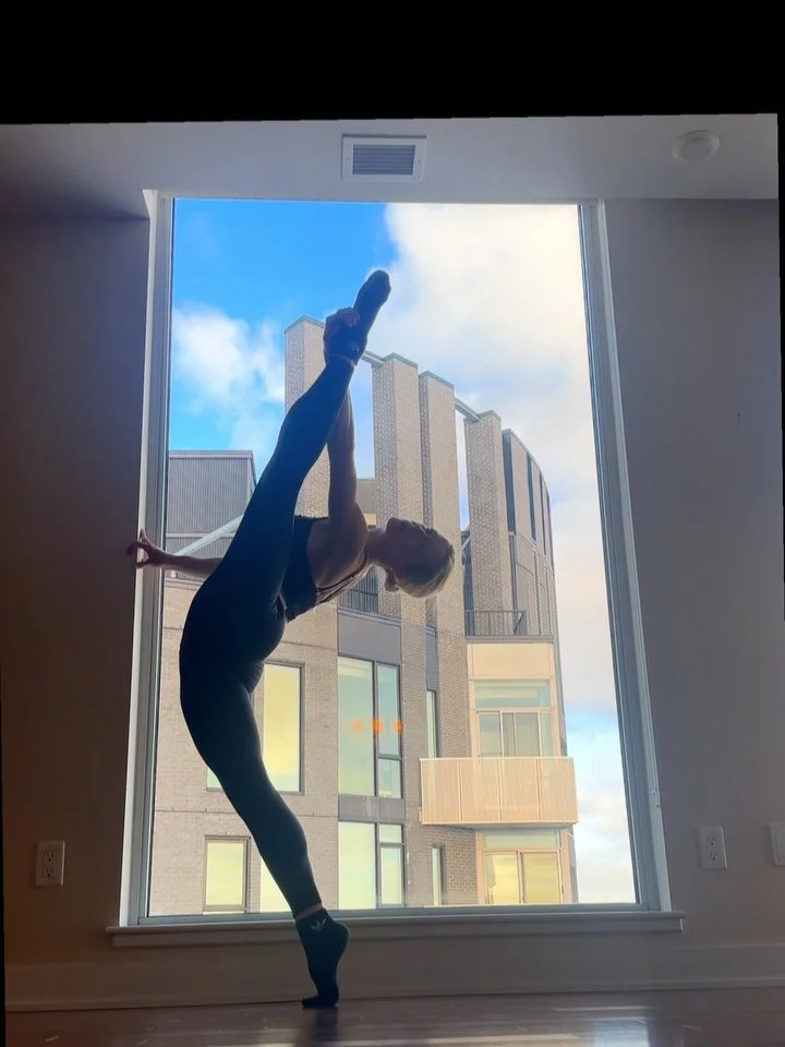 November

Yoga-ish/mobility stuff, sun salute variation, stalder/tittibhasana stuff, handstands with @darror24 💪🤩, more stalders, more handstands, sunrise, proof that I&rsquo;m not always in workout gear, sunset, winter is coming🥶, all to the best