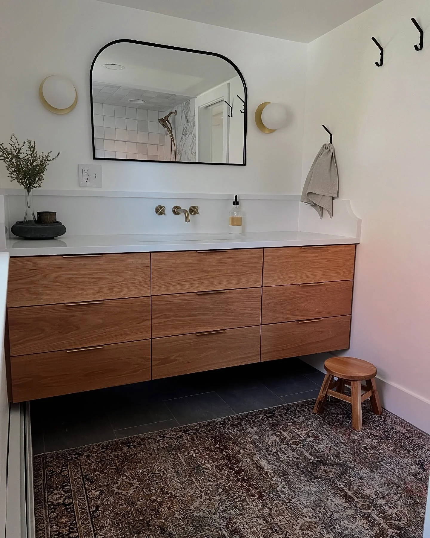 ✨ Swipe to see the magic! ✨
What was once dark cramped space is now a bright, and airy space. This project was all about creating a timeless and functional space.

🔹 Key features we added:
✅ Curbless Shower
✅ Large floating vanity
✅ Oversized produc