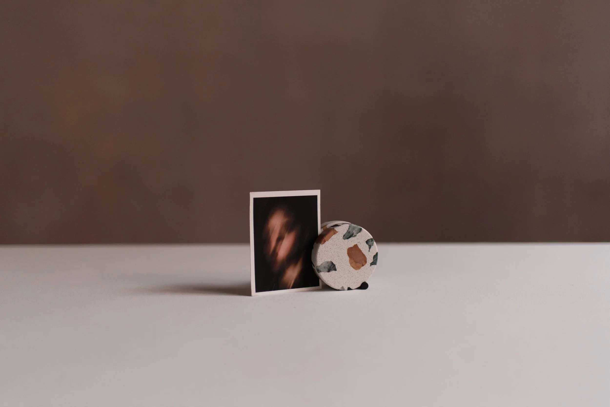 porta retratos terrazo.jpg