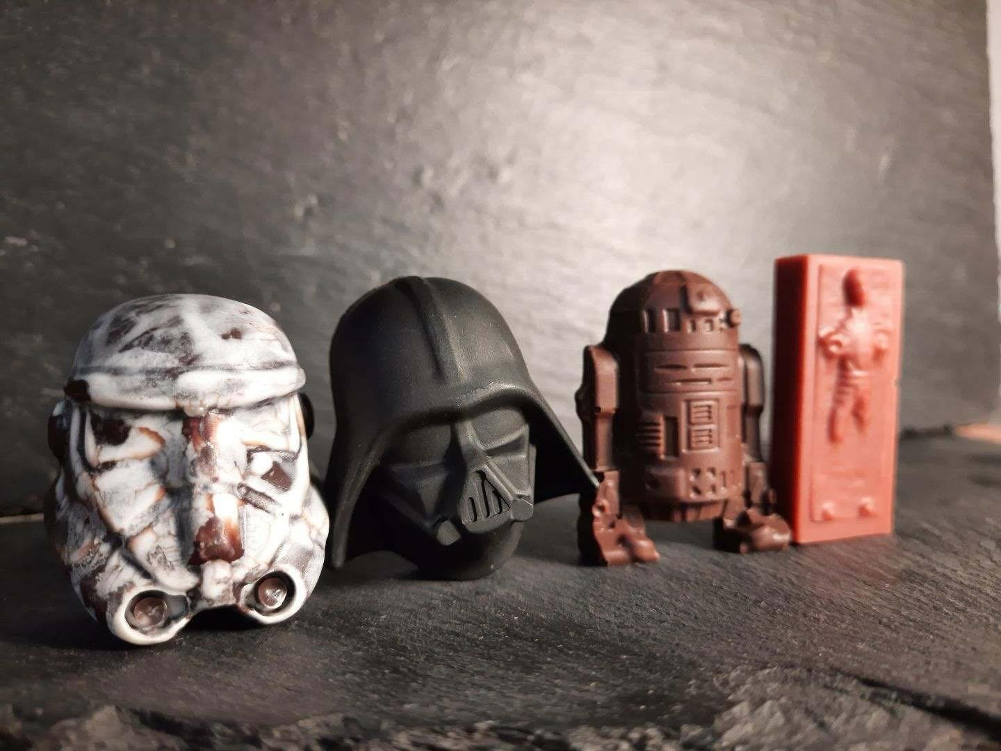 SPECIAL VERY LIMITED EDITION STAR WARS CHOCOLATES!
MADE BY THE TALENTED @drjeff4000 THESE CHOCS ARE RIDICULOUS. 
FLAVORS ARE:
STORM TROOPER - SEA SALT DULCE DE LECHE
DARTH VADER - BLOOD ORANGE CARAMEL
R2D2 - DARK MILK CHOCOLATE 
CARBONITE HAN SOLO - 