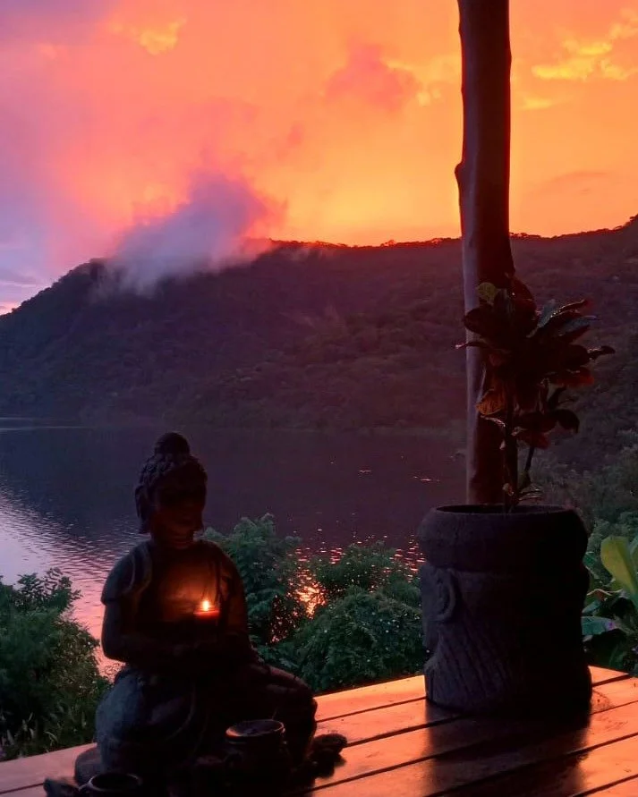 🇺🇸 Sometimes nature just steals the show. Whether it&rsquo;s the start of the day or the last light before nightfall, the sky here knows how to put on a display&hellip; and we never get tired of it. 🌸🌅

⭐️ Villa Laguna - Unique Space for Retreats
