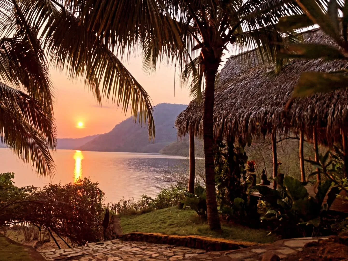 🇺🇸What do breathtaking views, energizing yoga, nourishing plant-based food, and soul-deep connection have in common? 🌅

They&rsquo;re all waiting for you under one roof &mdash; at Villa Laguna.

Here, every sunrise invites stillness. Every shared 