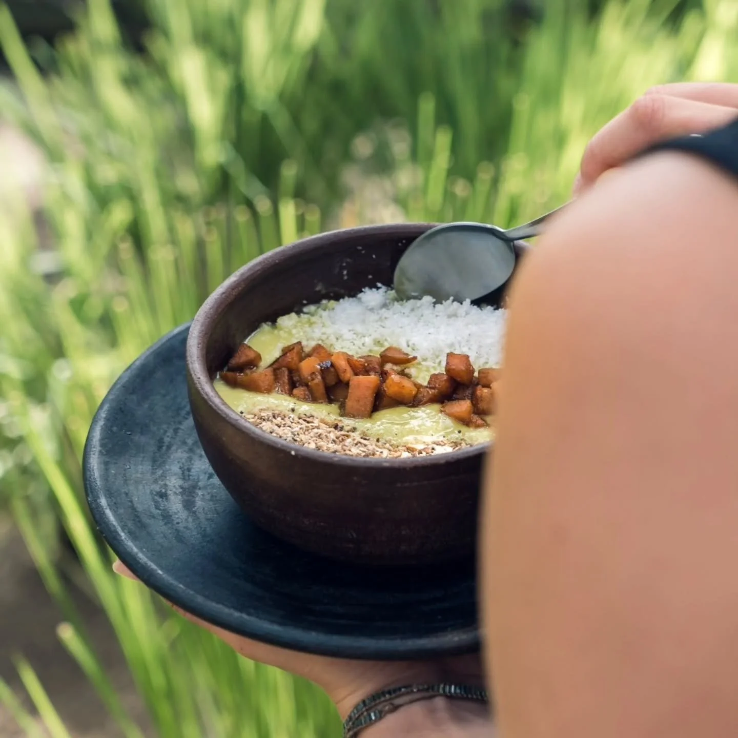 🇺🇸 Retreat season is here&hellip; and it feels like coming home. 💫
Maybe it&rsquo;s the way the kitchen fills with colour again, or how every meal brings people closer &mdash; connecting over plates that taste like comfort and look like joy itself